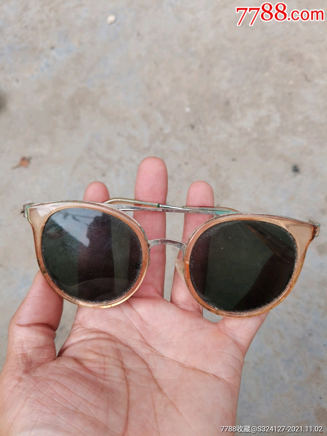 图片即可轻松放大,缩小更多"墨镜/眼镜"商品>>>>99八十年代眼镜_9品