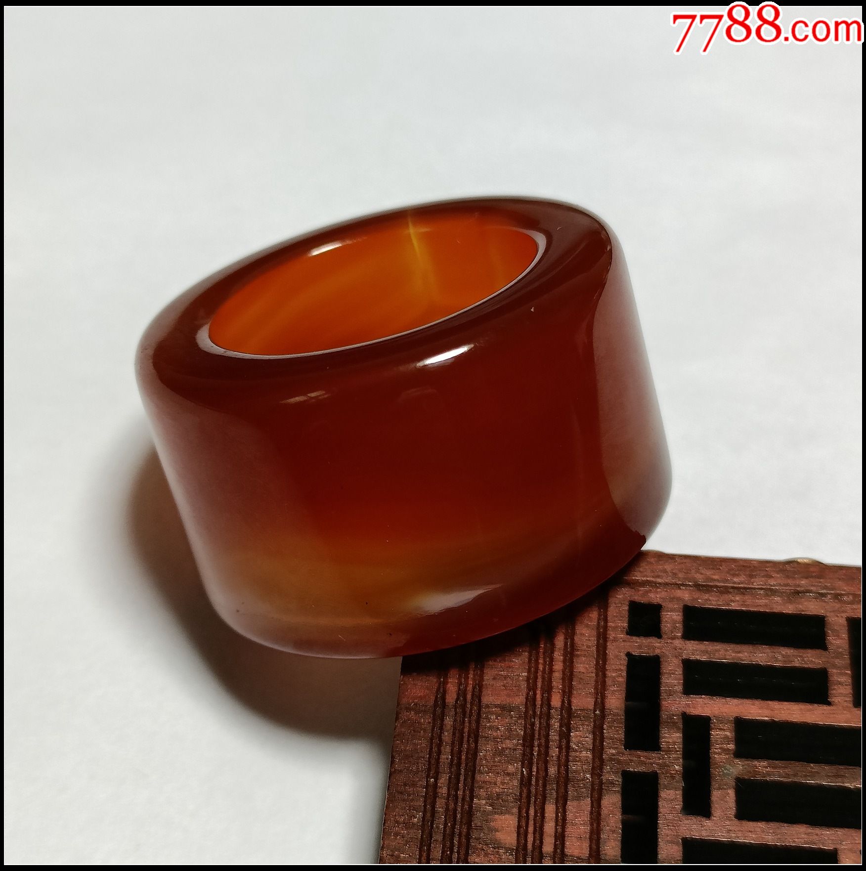 冰种俏色红玉髓玉扳指