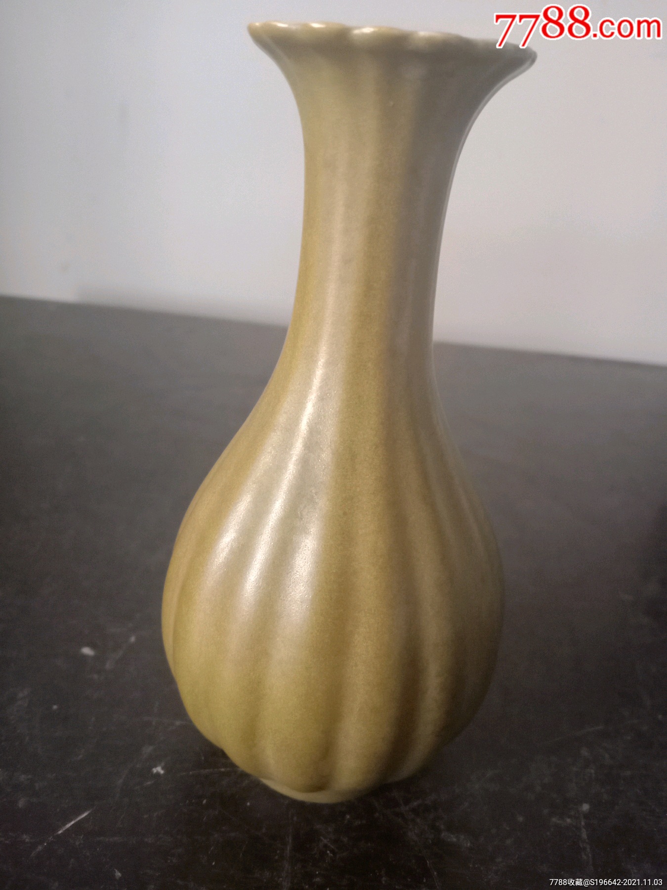 老茶叶末釉花口瓜凌瓶