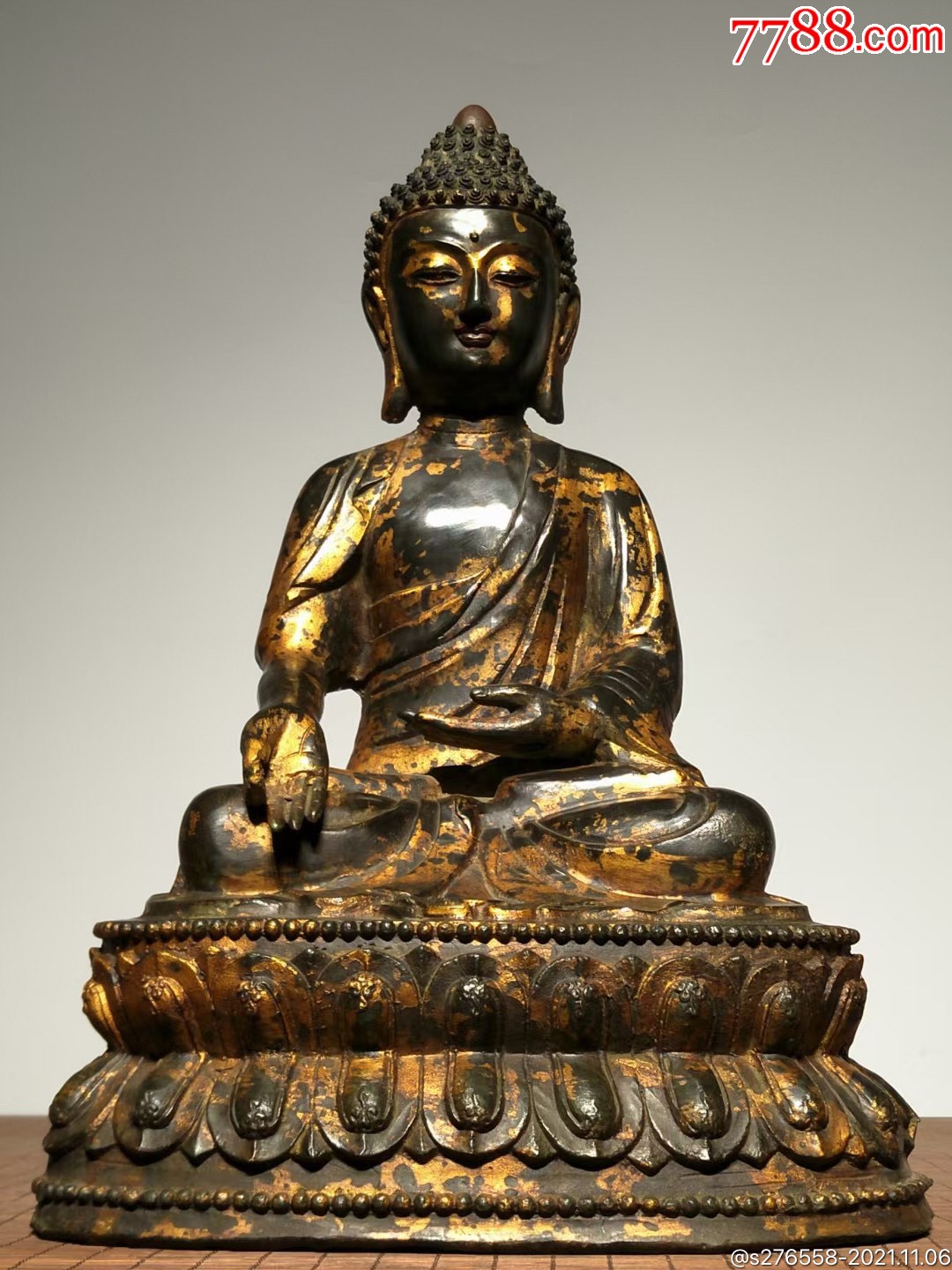 快拍     明代:莲花座铜佛像开脸精美,皮壳老辣,造型独特,肃穆