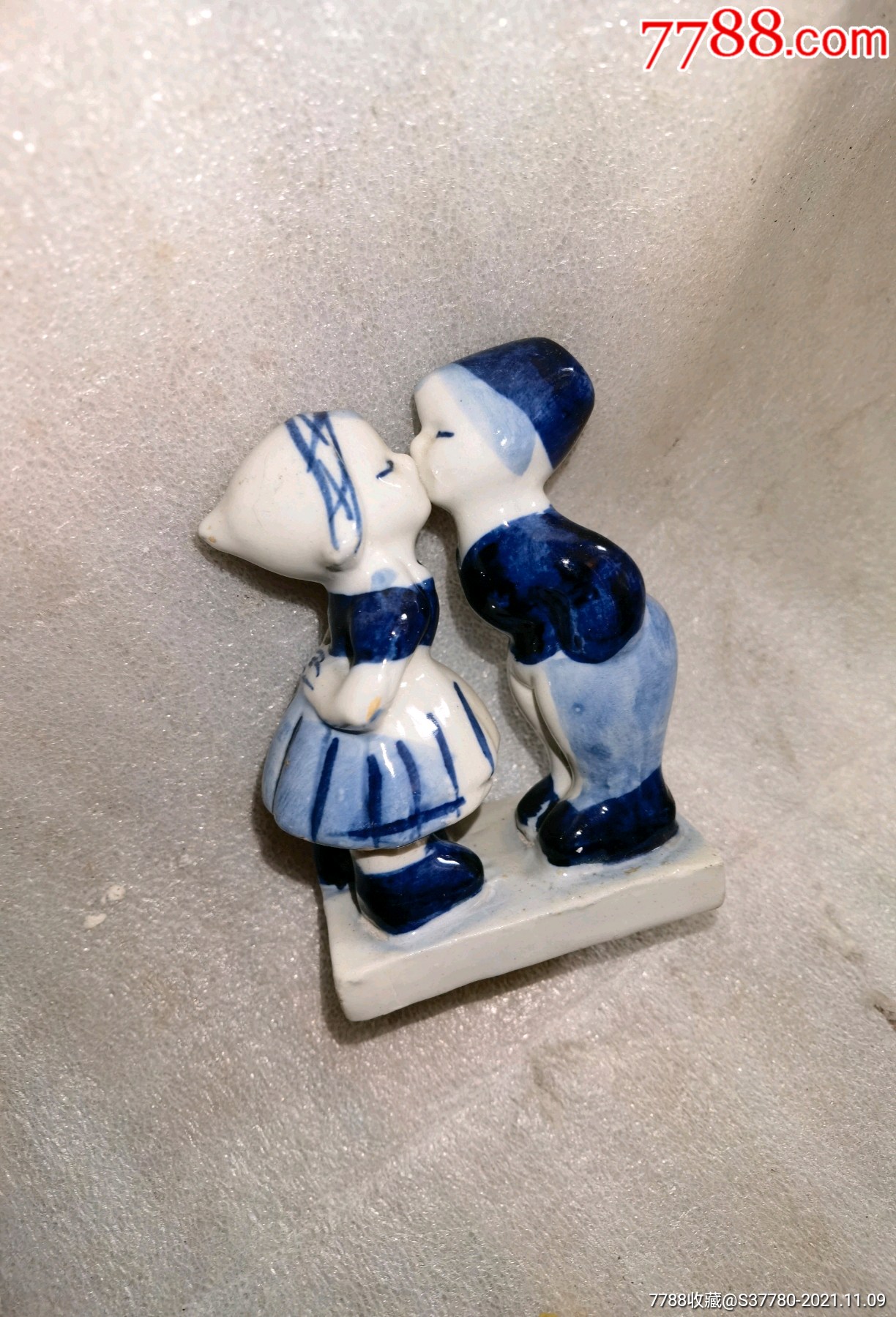 青花瓷人物摆件底有点小磕具体看图