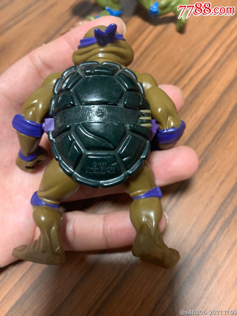 两个忍者神龟玩具人请看图