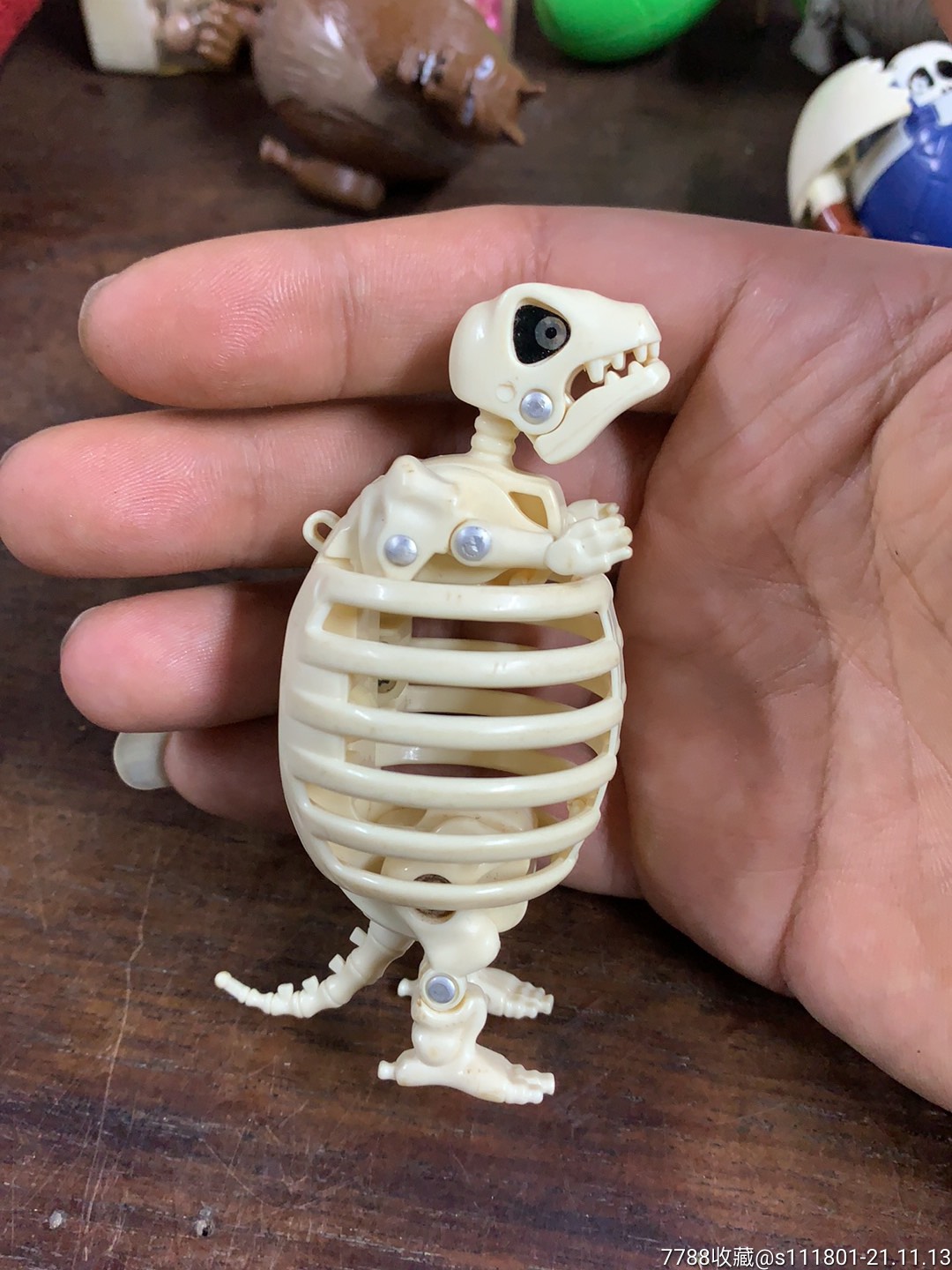 缩小更多"变形金刚"商品>>>>￥100五品以下99万代1987螳螂变形蛋