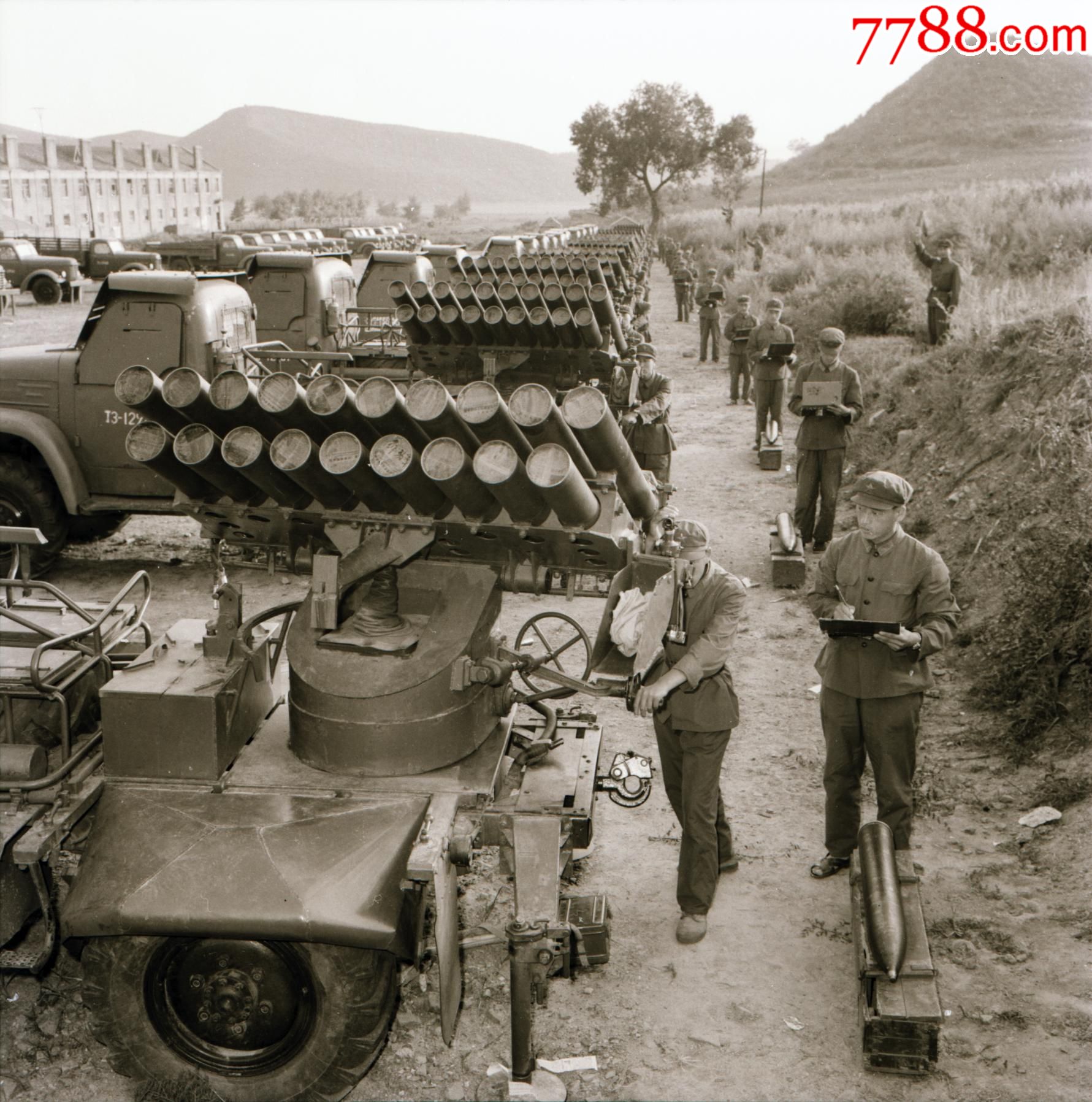 文革时期*队军人老照片边防*队装备的63式19管火箭炮