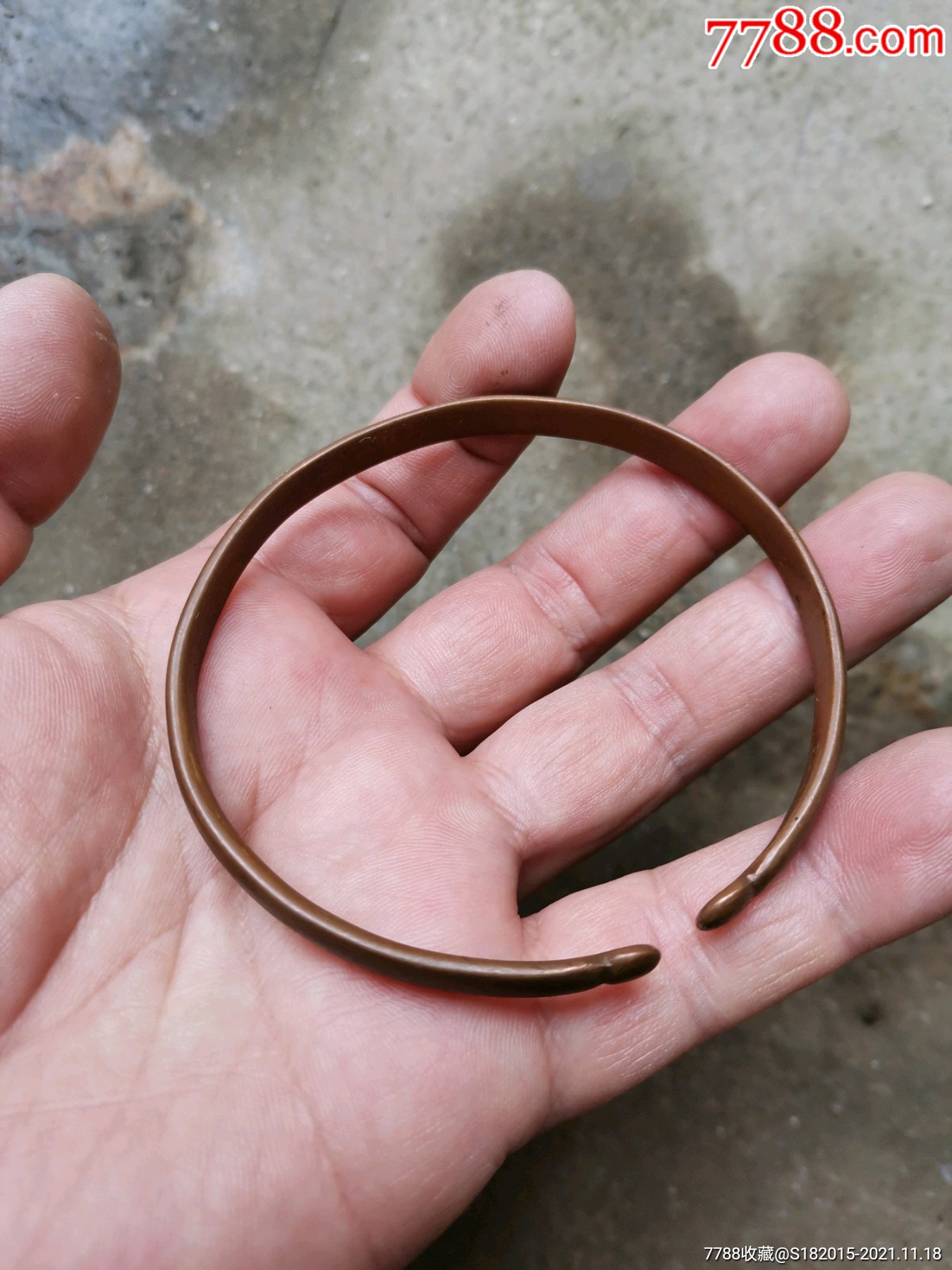 云南少数民族戴的红铜手镯