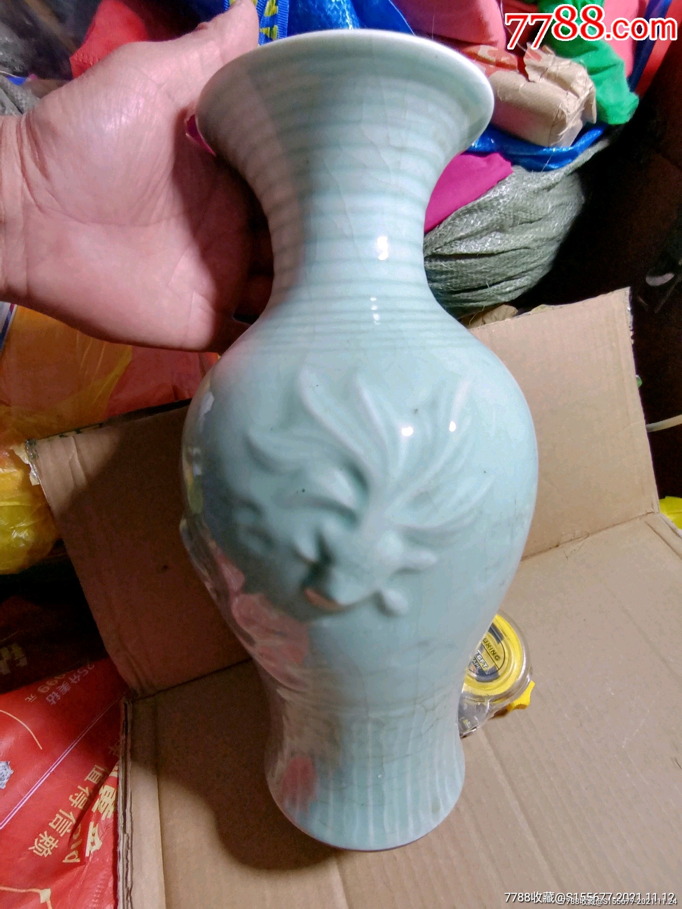 五十年代中国龙泉篆书款金鱼戏水大瓶