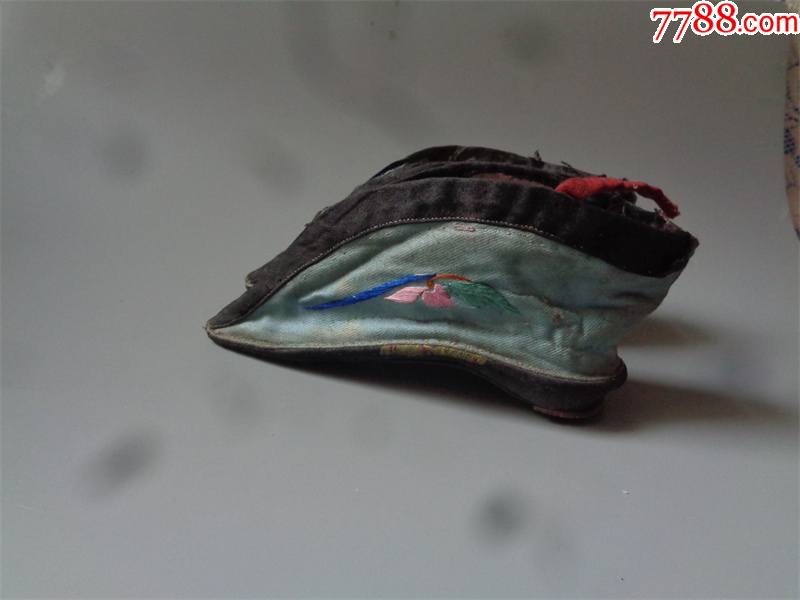 清代三寸金莲绣花鞋一双