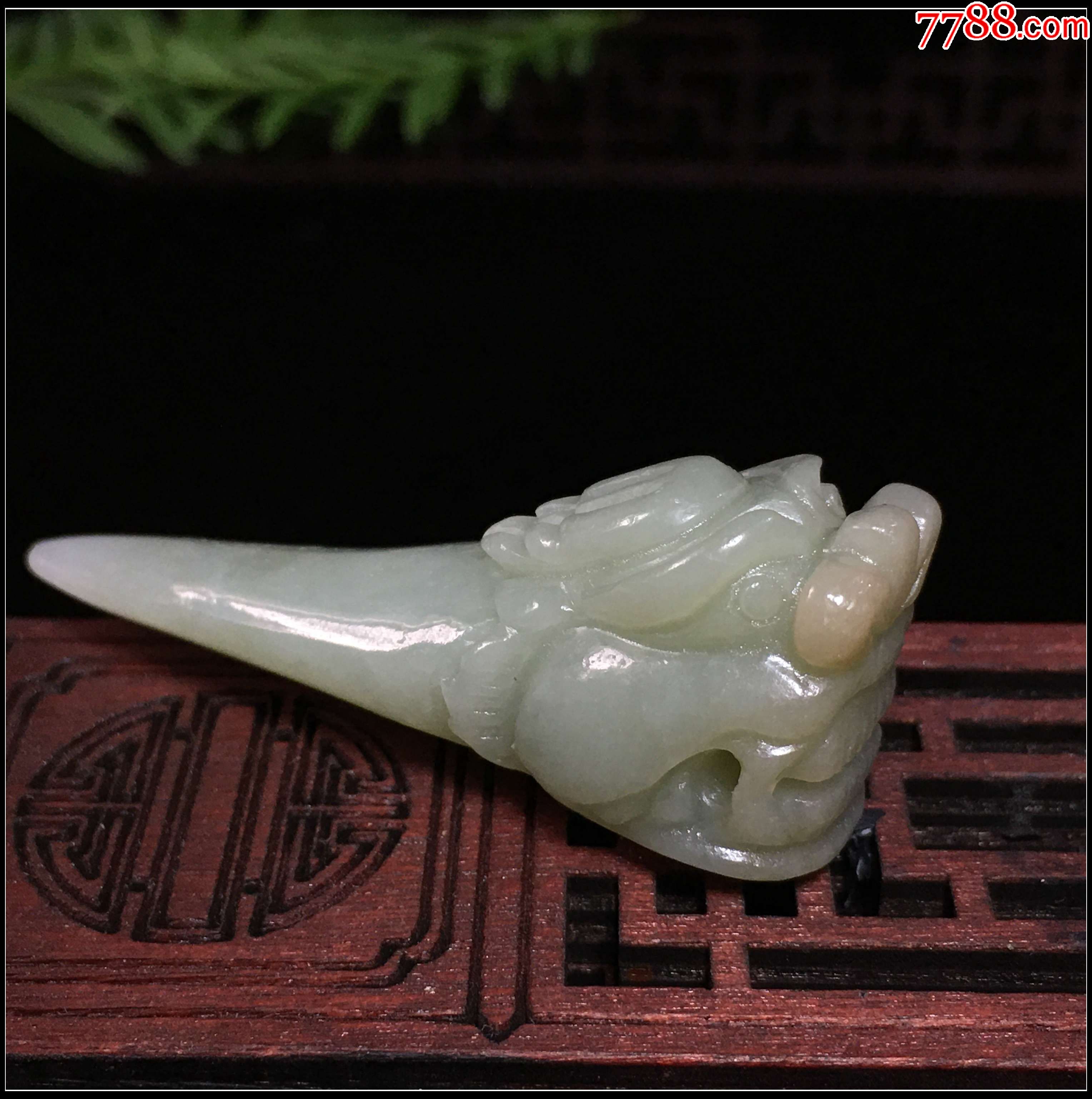 天然新疆和田玉个性龙头吊坠