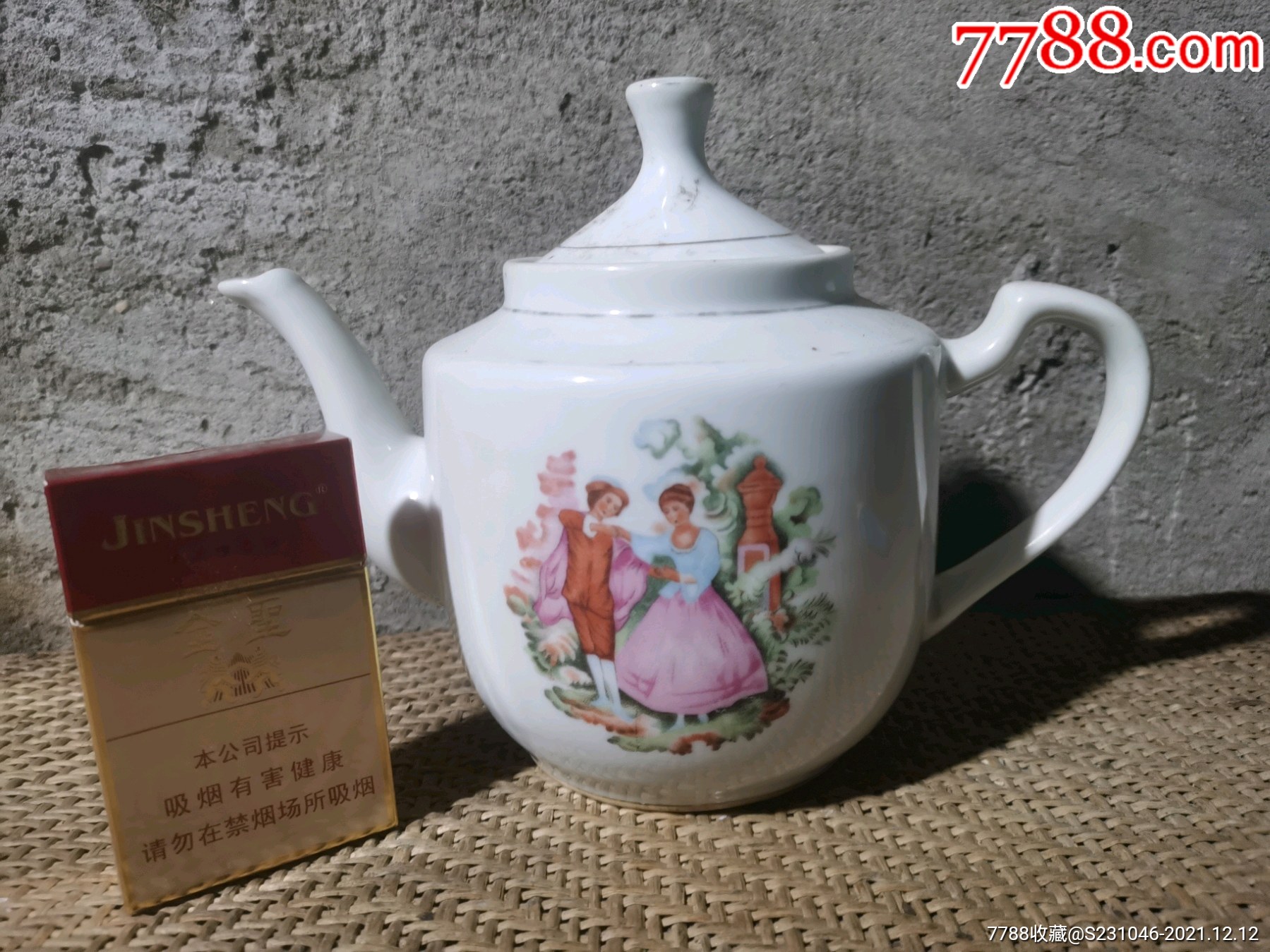 70年代新华瓷厂粉彩人物茶壶