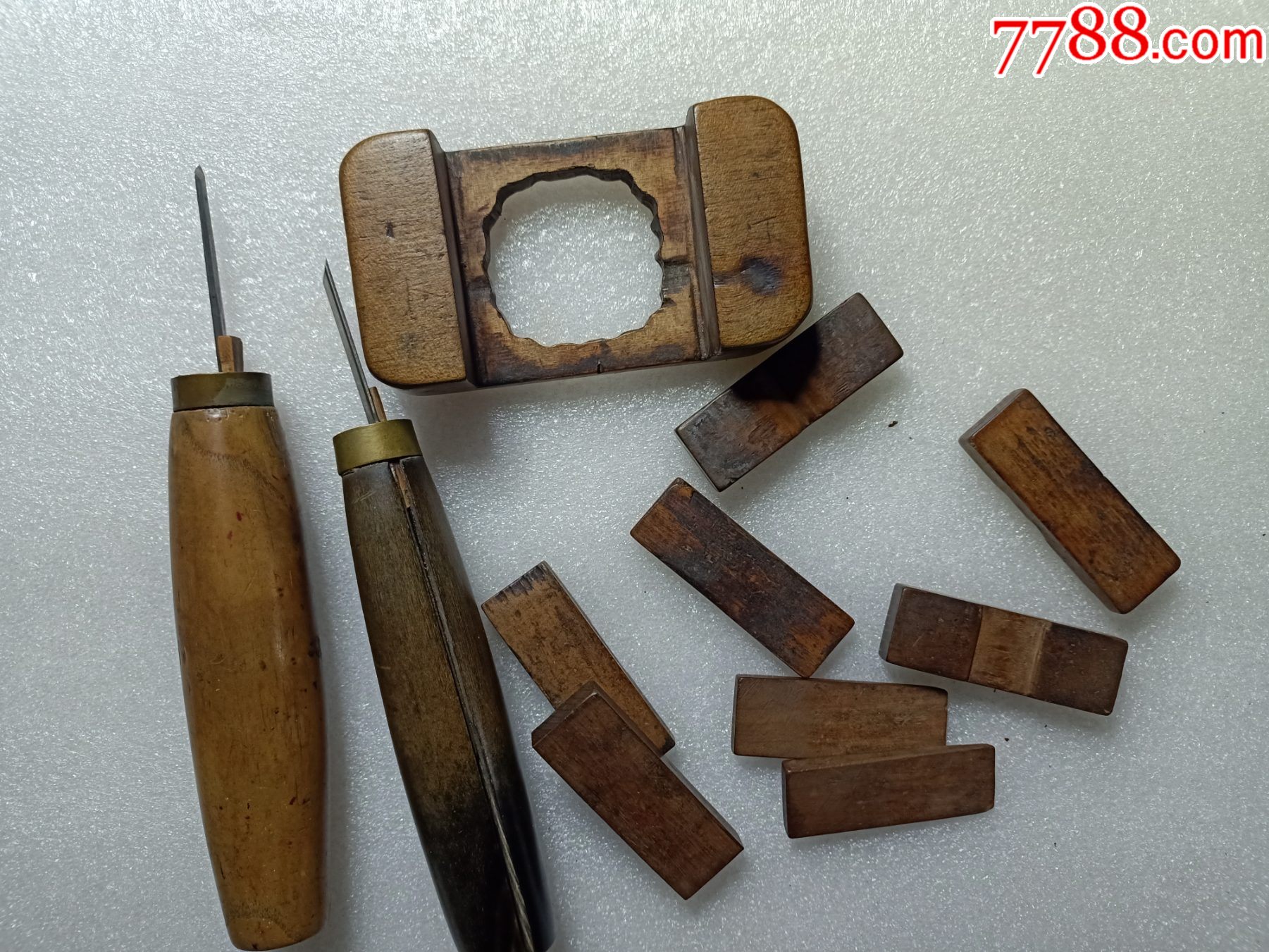 民国或清代刻章用的工具一套e226刻刀柄一个是角的一个是木的年代自定