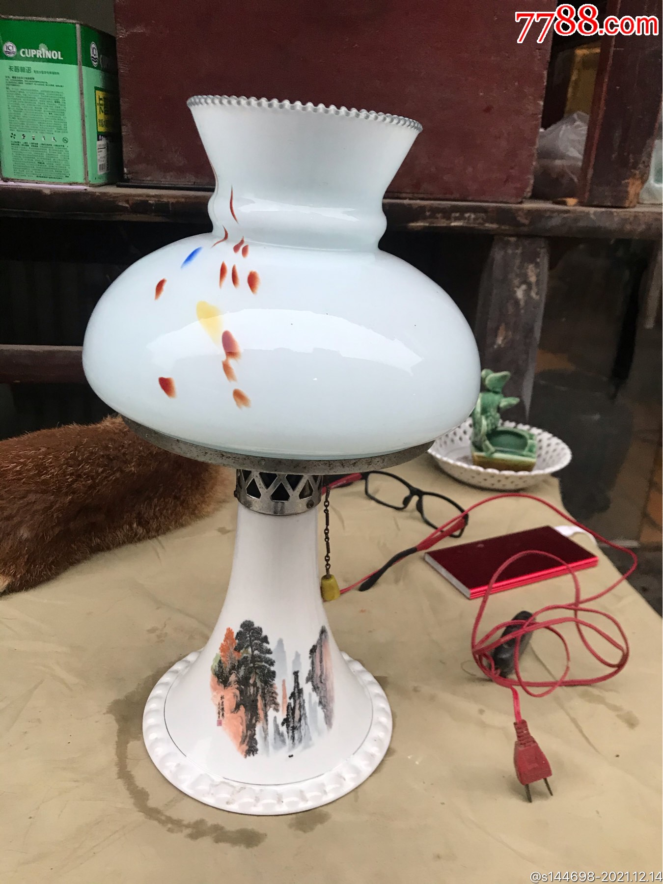 七十年代文革湖南醴陵瓷陶瓷台灯的品相完好玻璃罩有特别完整