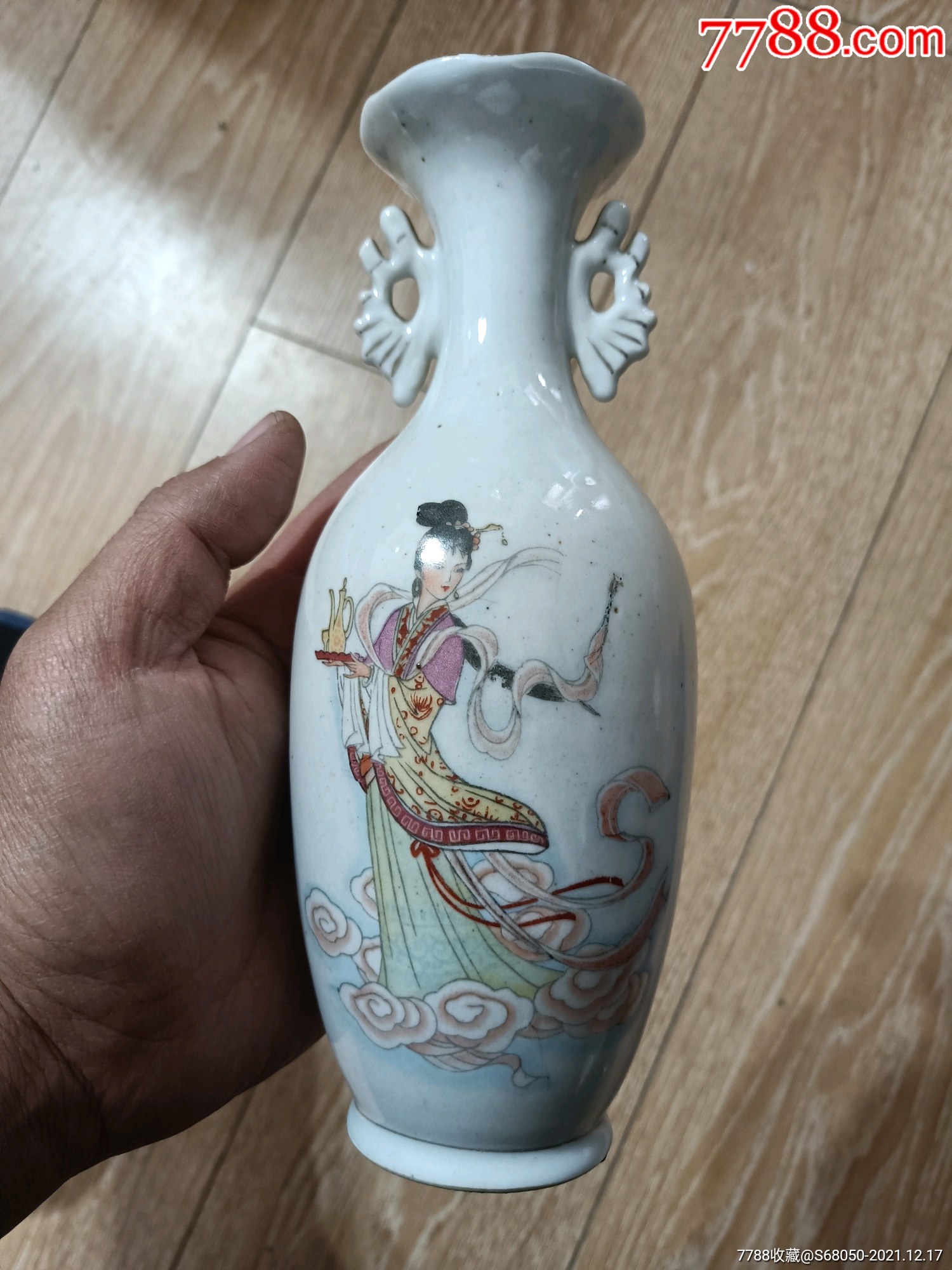 一件麻姑献寿酒瓶