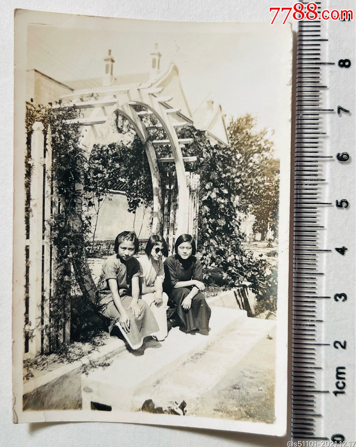 1937年旗袍女学生在烟台张裕葡萄酒公司院中合影照