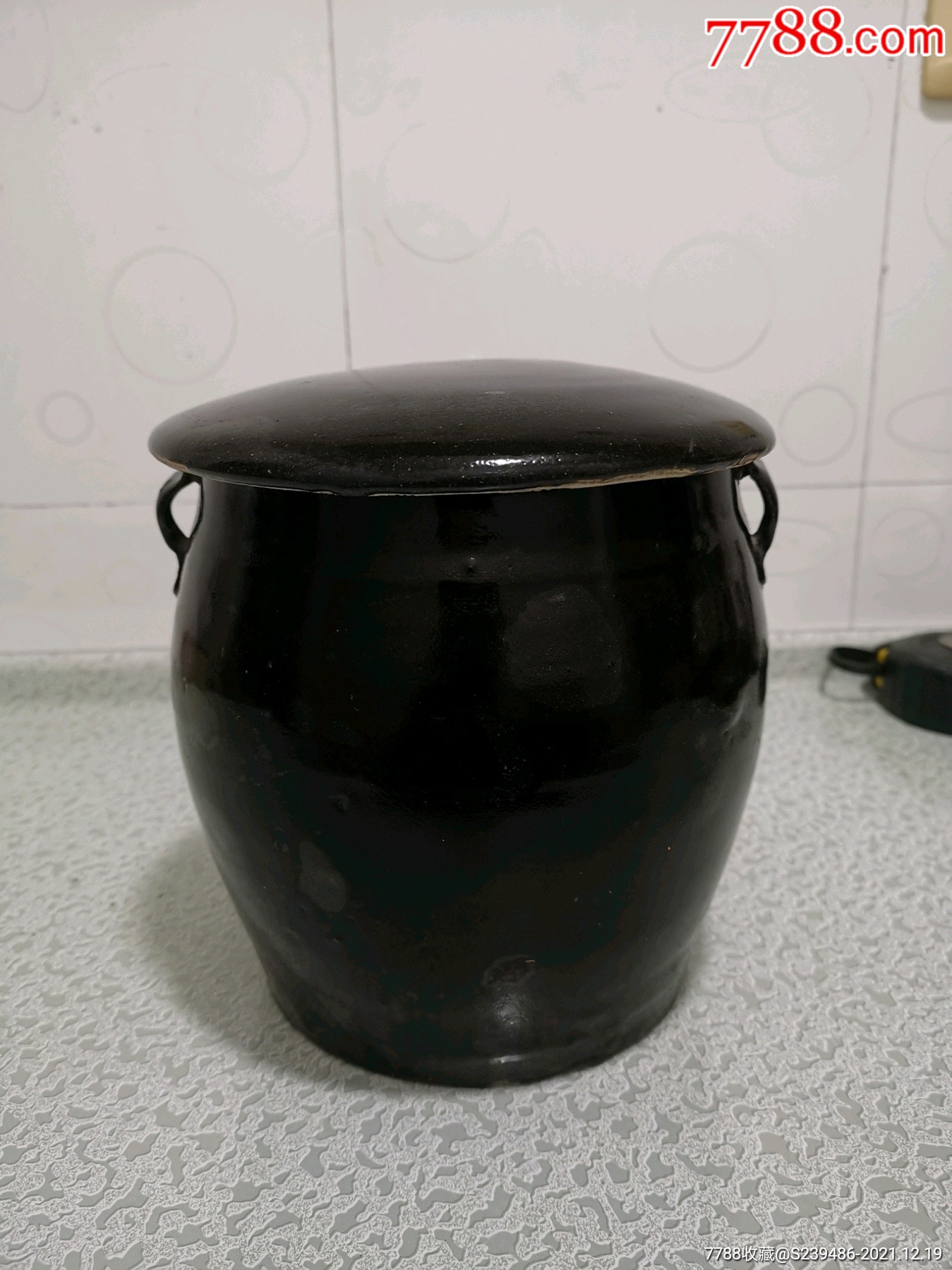 黑罐子带盖有残缺