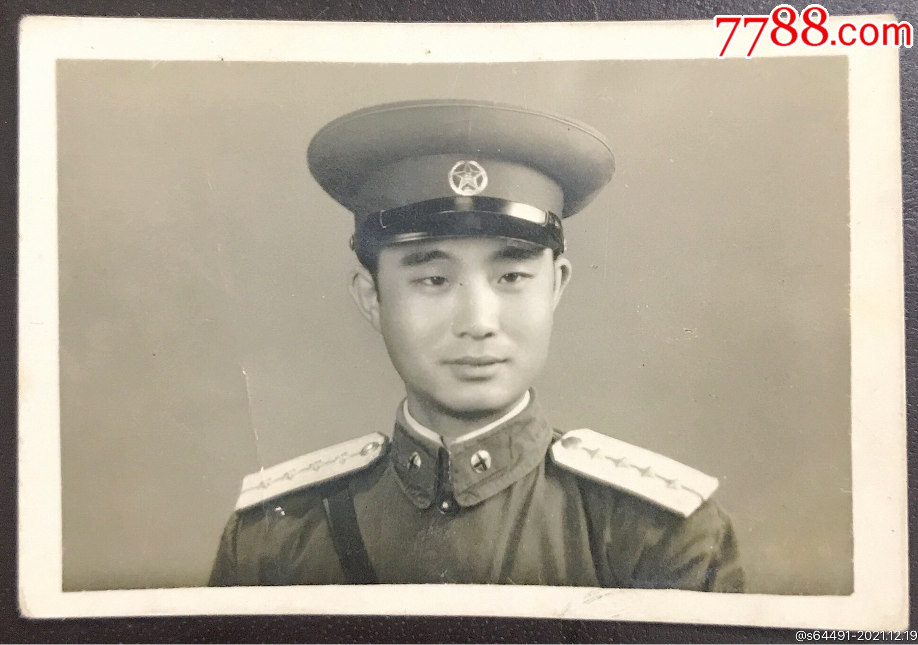 1956年解放军佩戴大尉军衔肩章