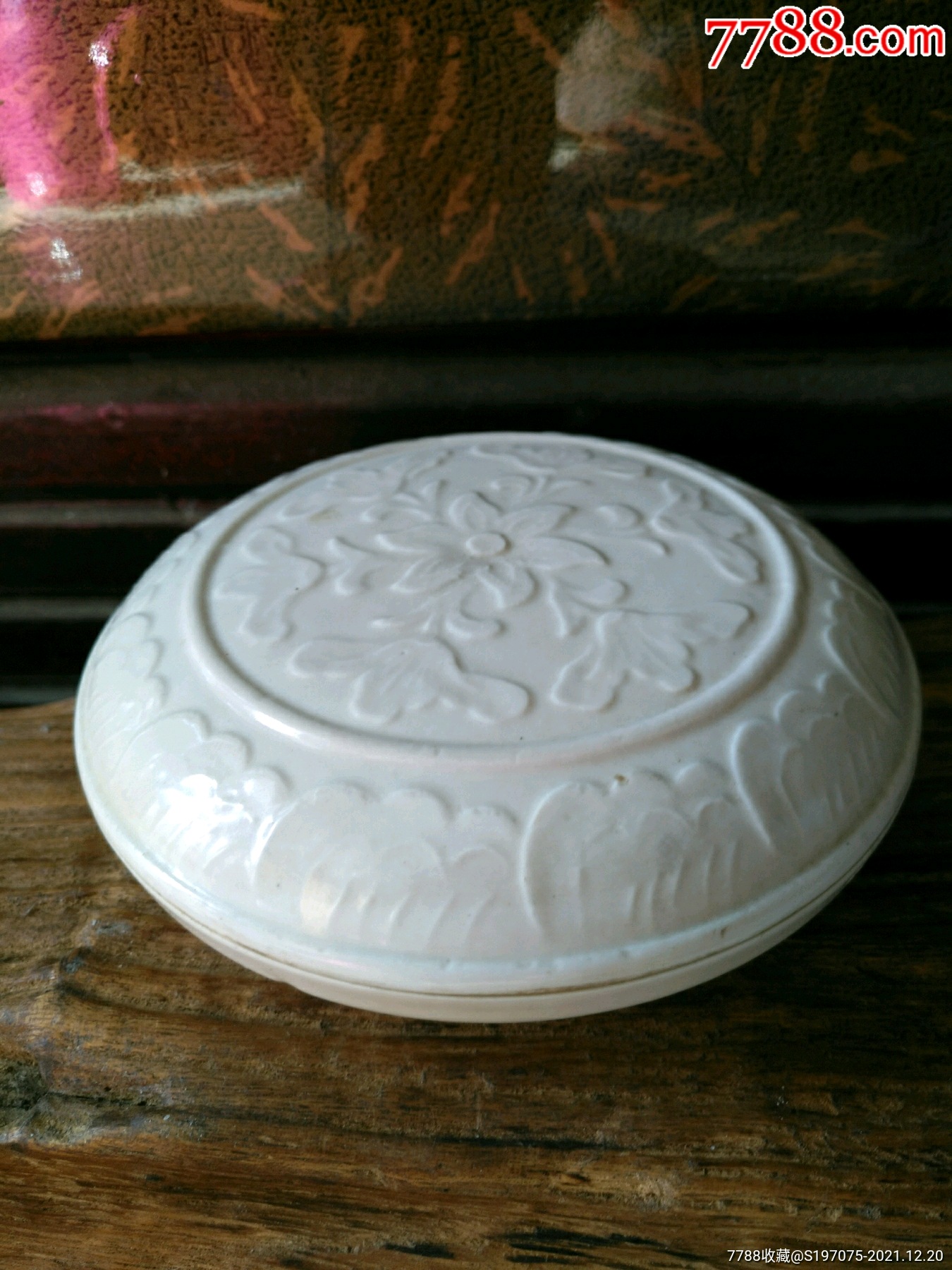 宋代定窑印花盖盒