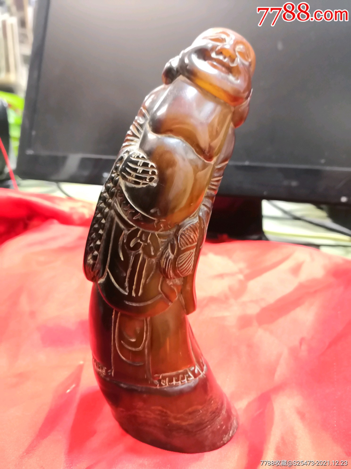 全牛角雕刻人物像摆件