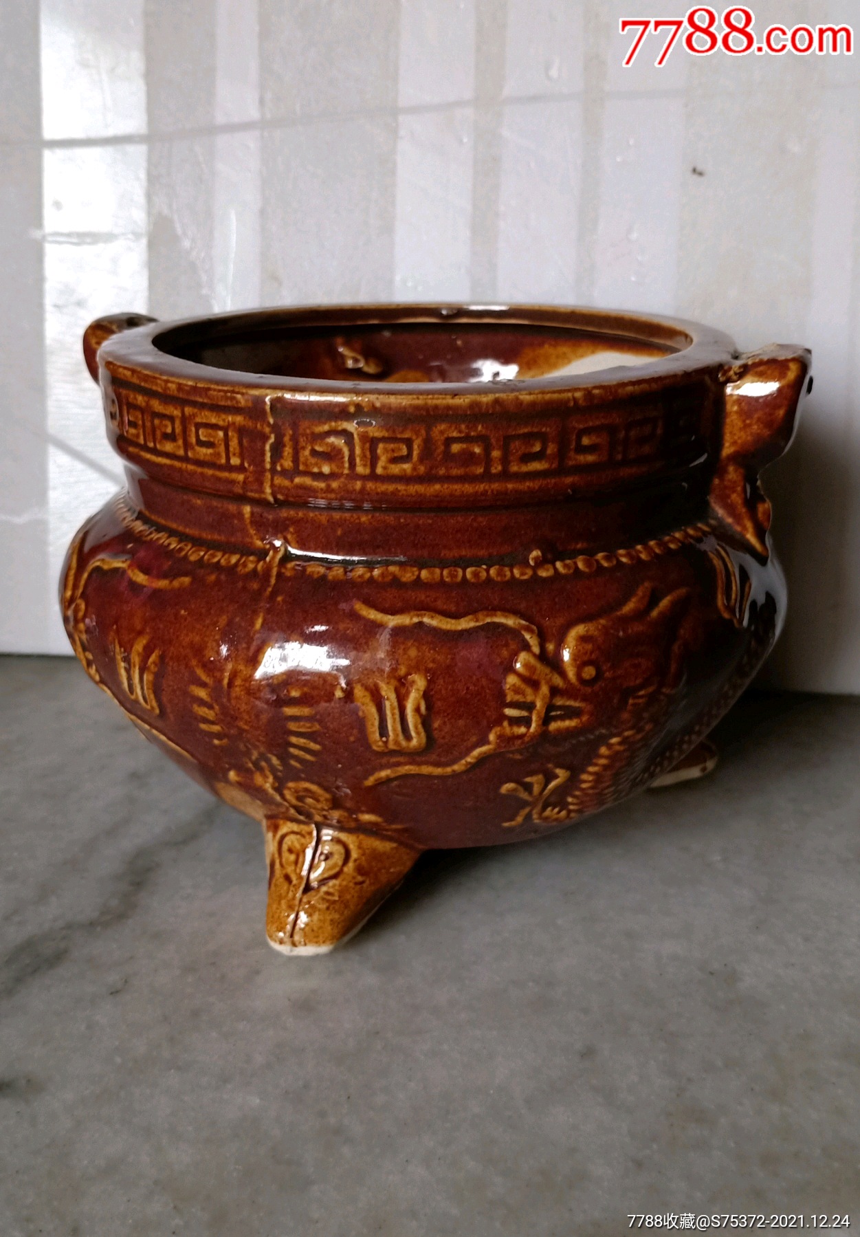 黄釉三脚鼎式香炉