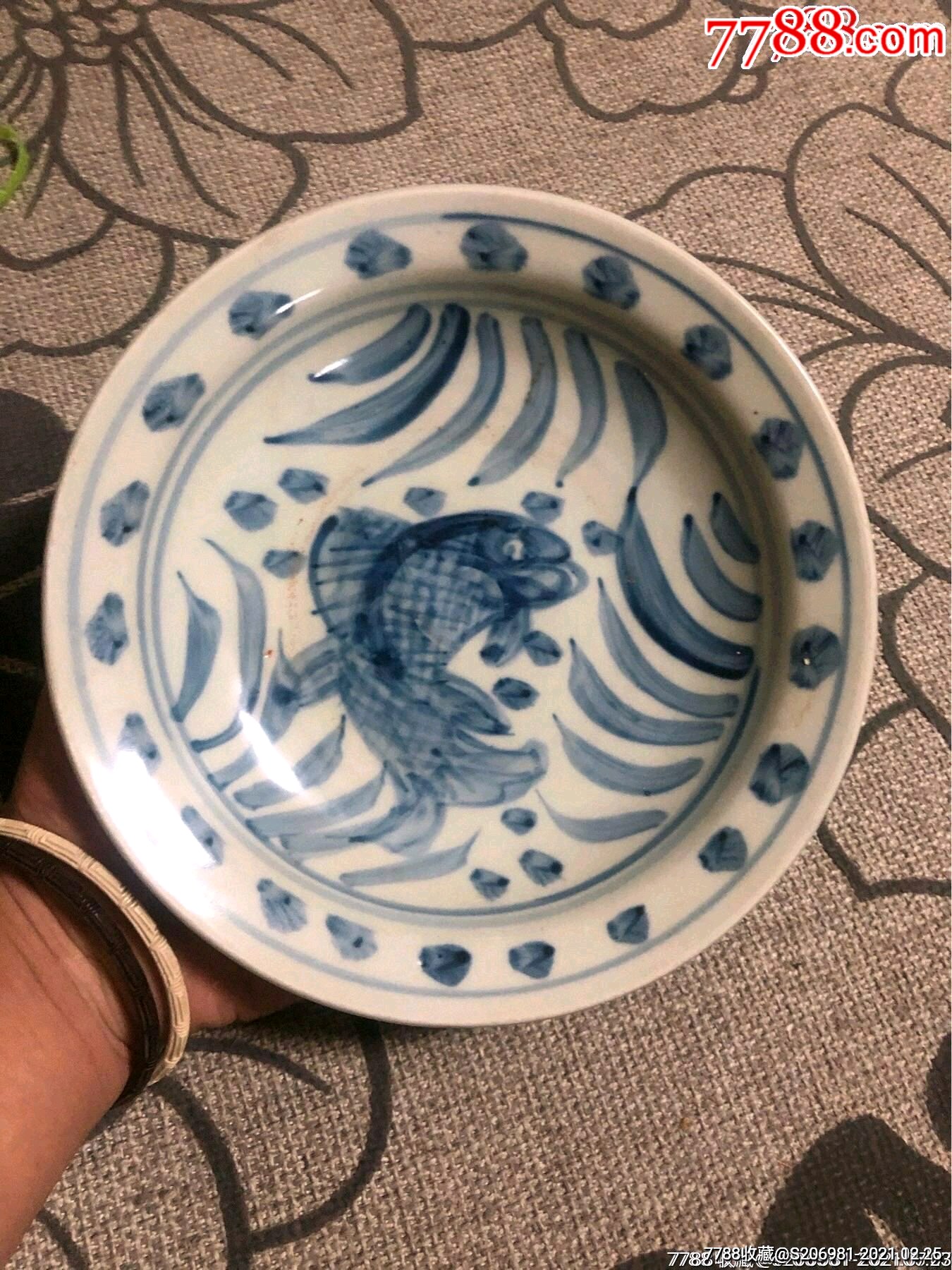 全手工绘画鱼草图青花瓷盘