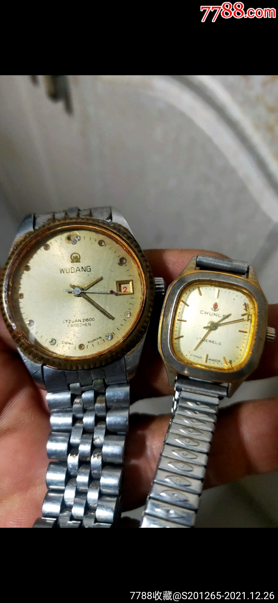 老式机械男女手表二块合拍不走喜欢的朋友拍回去洗一下还能用