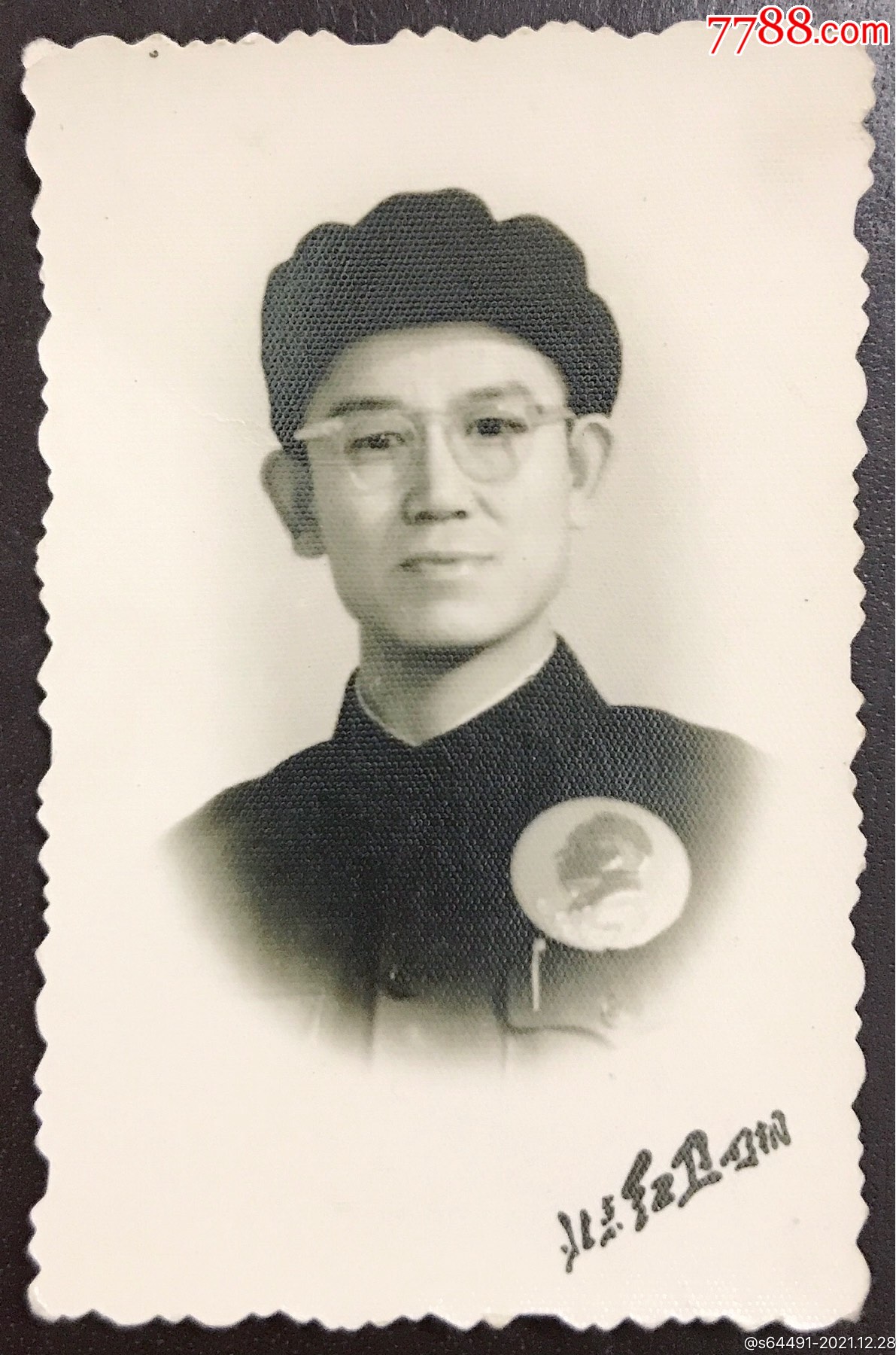 文革戴像章男子北京红卫照相馆