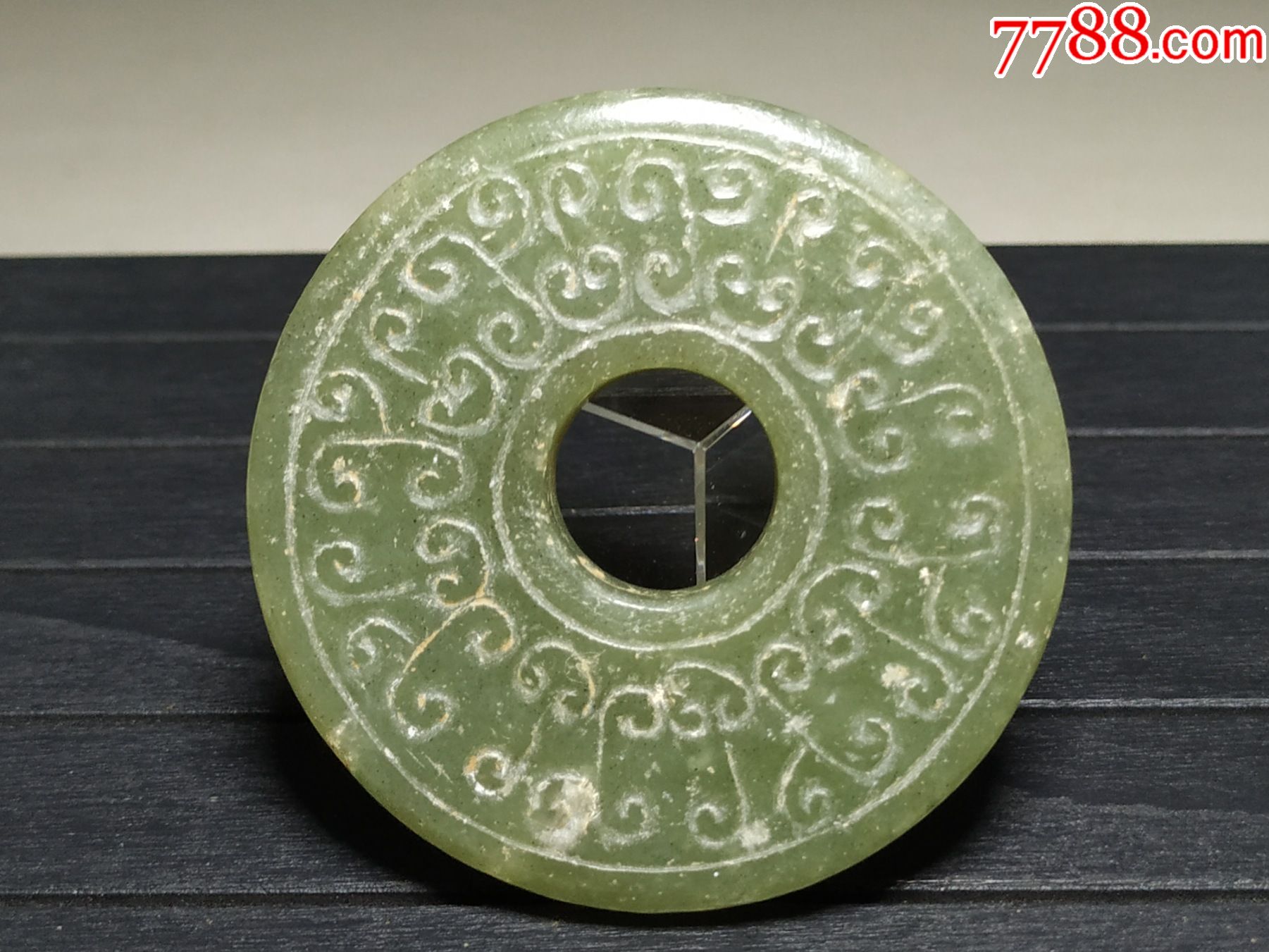 老和田青白卧蚕云纹玉璧