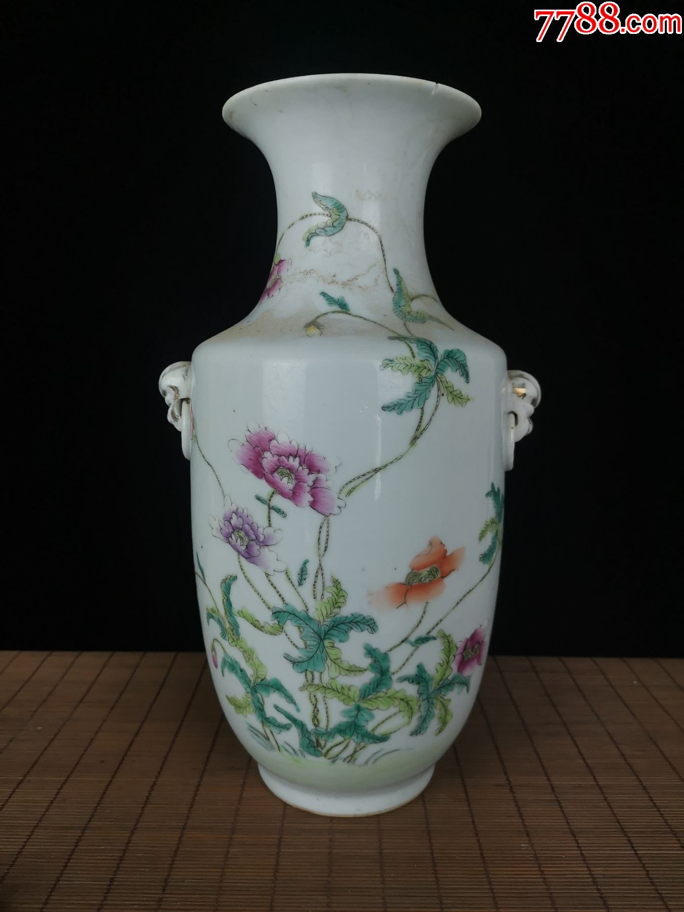 特价赔钱出民国粉彩花卉赏瓶口沿处有小磕碰和冲线胎质细腻为精品