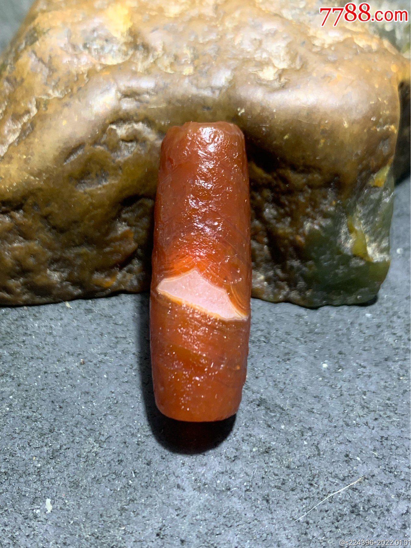 精美高玉化仿古风化纹玛瑙随形桶珠一颗