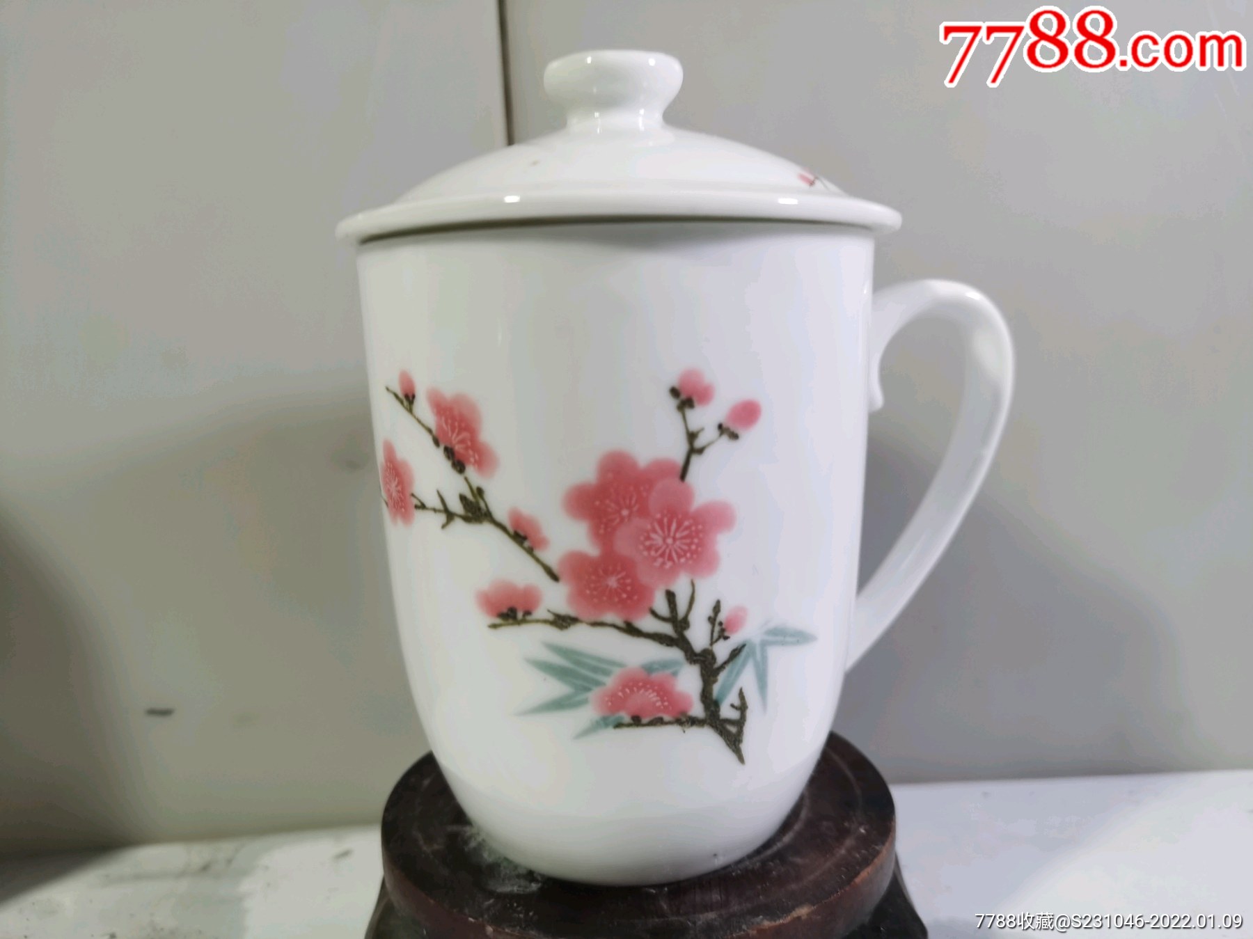 早期红旗瓷厂秞中水点梅花纹茶杯