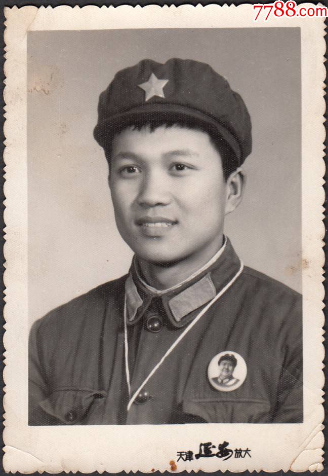 文革戴像章军人