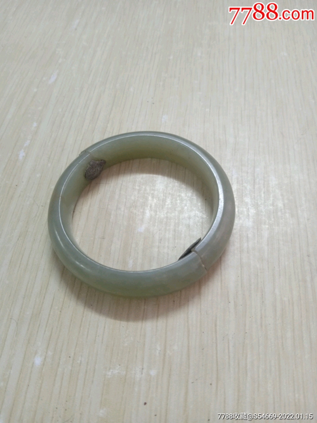 质地不错的清伊梨青白玉手镯