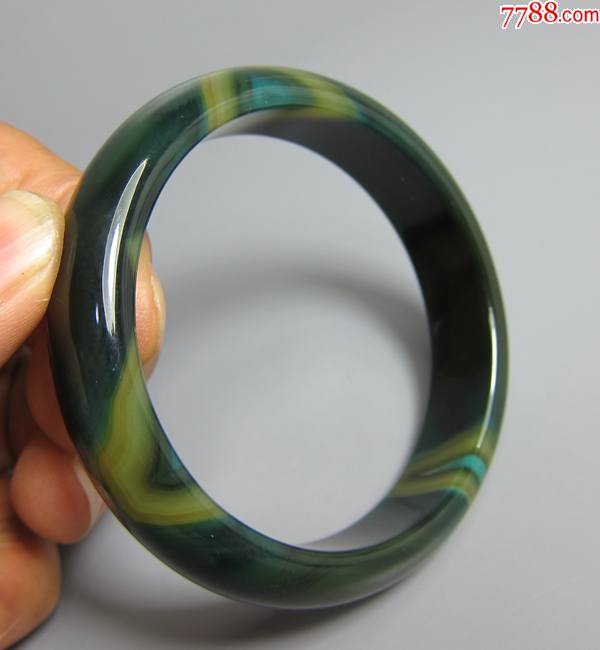 花色漂亮的玛瑙手镯一只