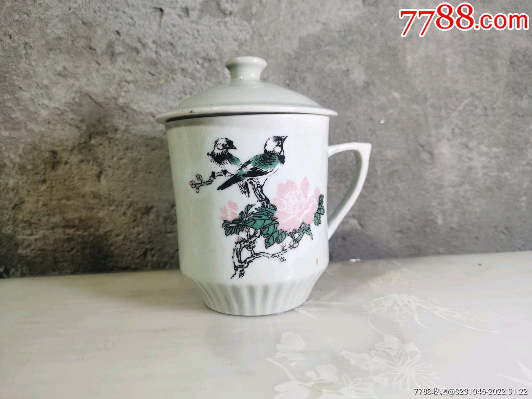 60年代建国瓷厂豆青秞粉彩花鸟茶杯