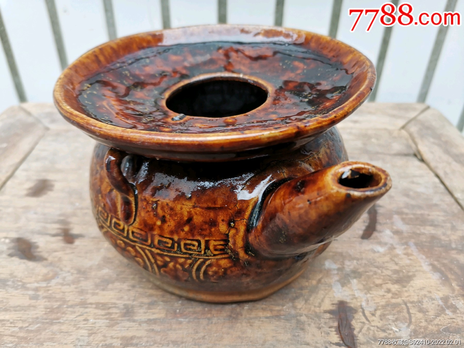 清代印花酱黄釉油壶