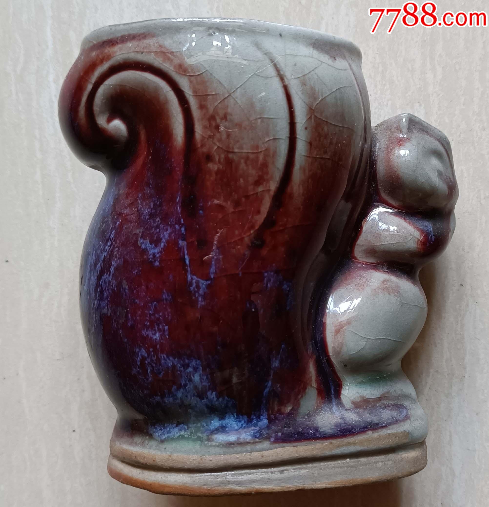 上世纪八十年代窑变红釉松鼠钧瓷笔筒