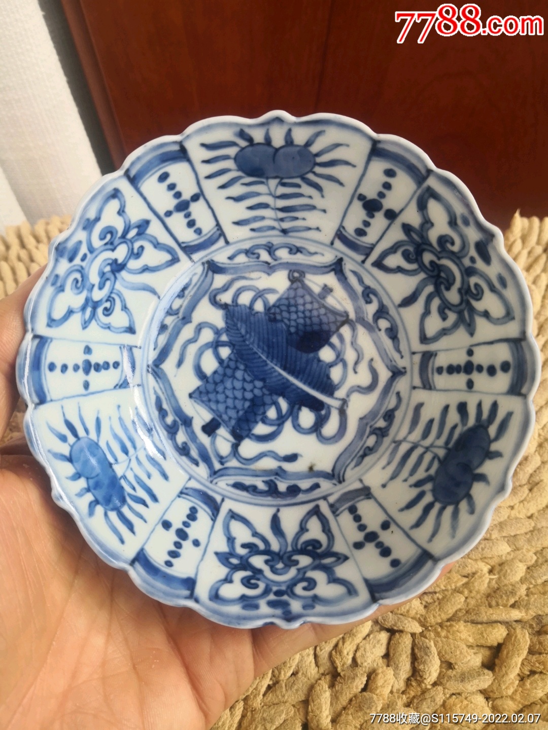 花卉杂宝棱口碗