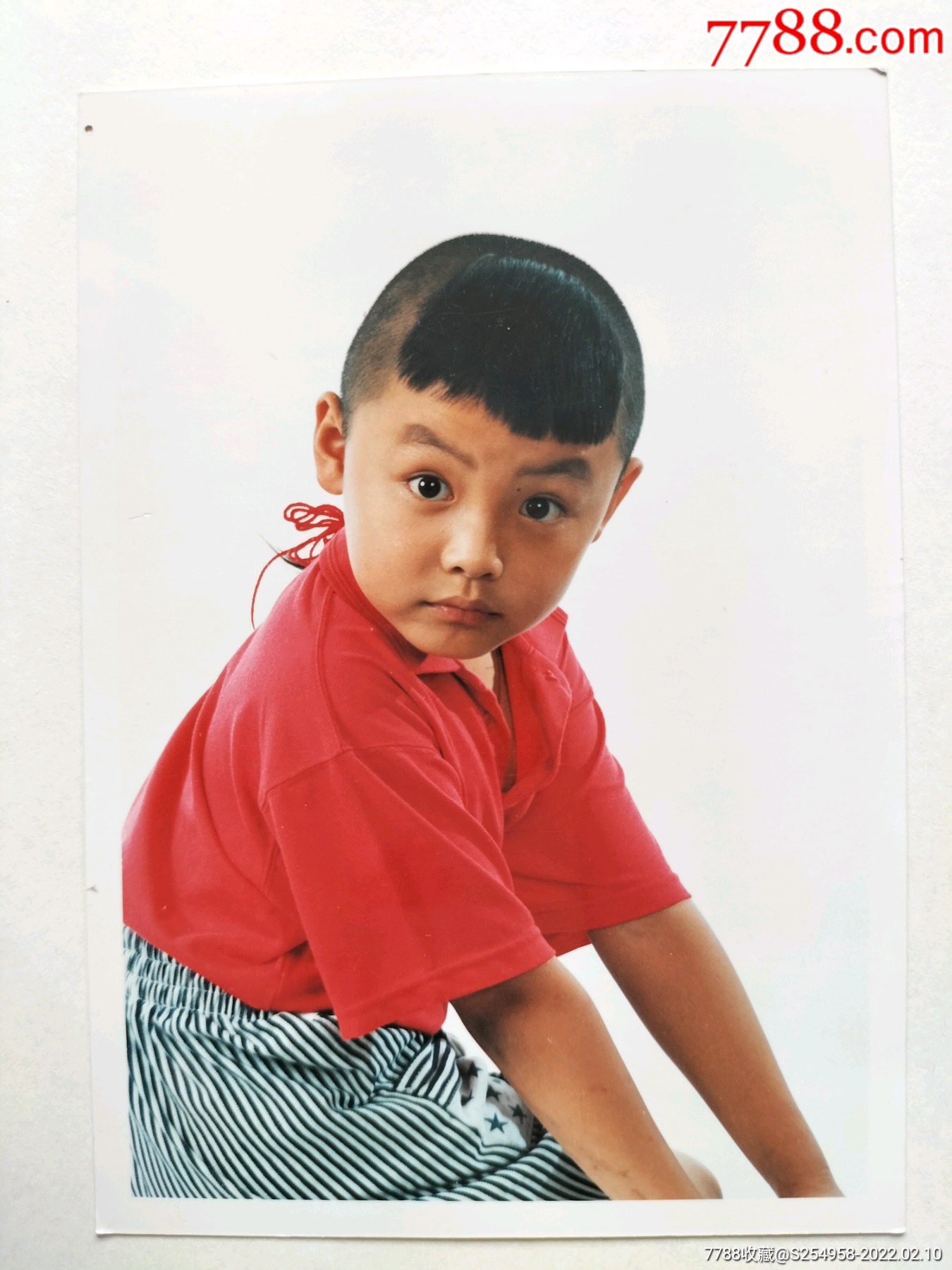 著名童星宫傲早期照片一张