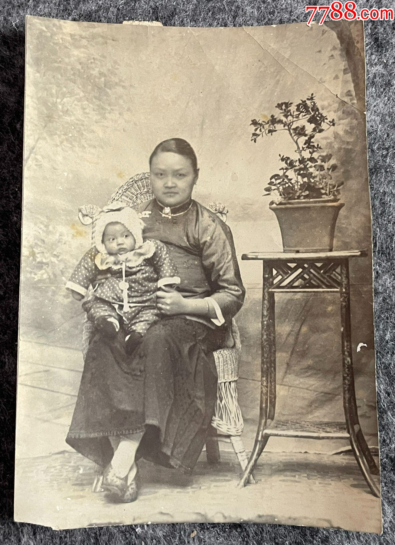 妇人怀抱幼童老照片