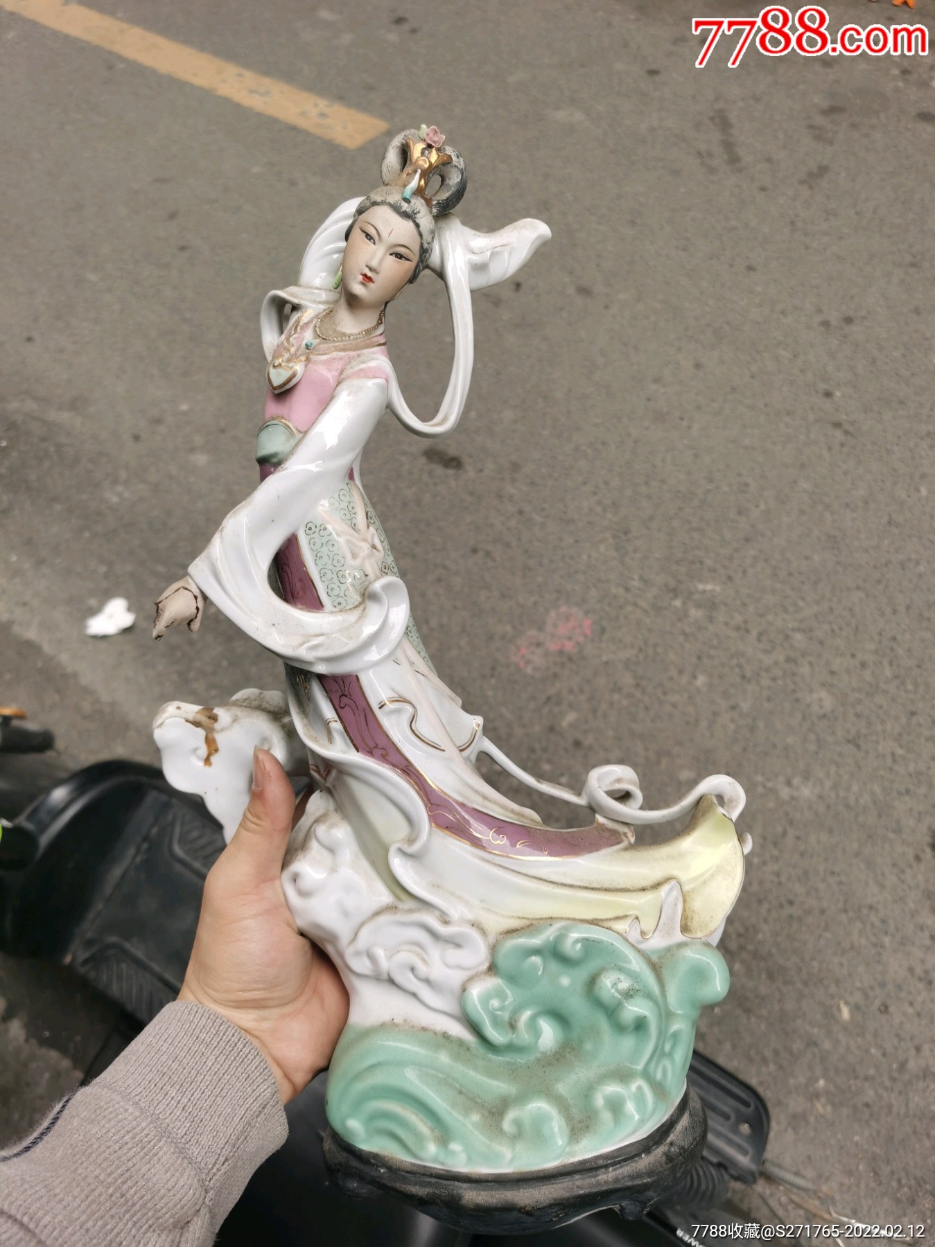 老枫溪瓷塑嫦娥奔月摆件