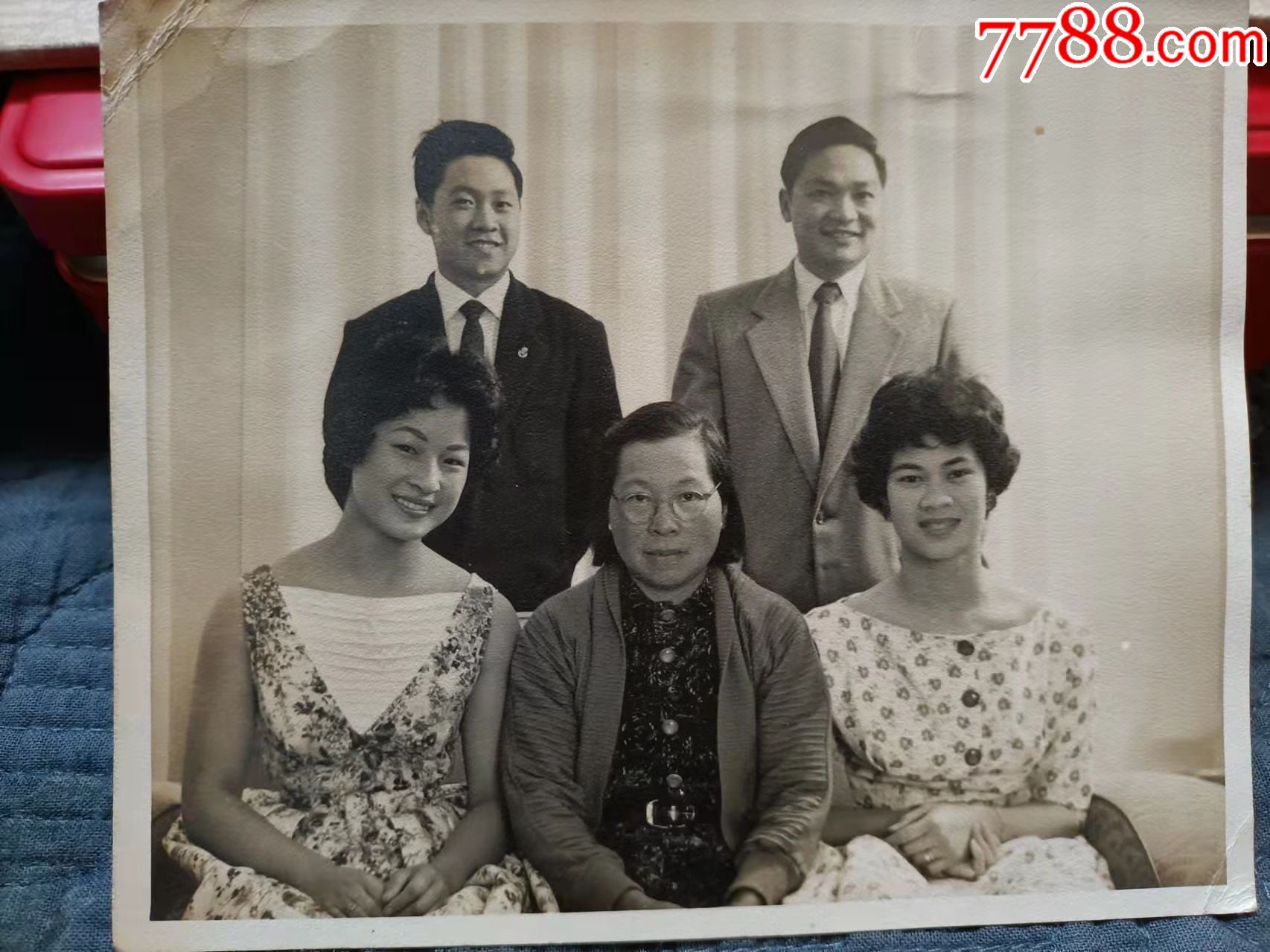 超值低价中等尺寸50年代西装绅士和裙装女士五人合影老照片