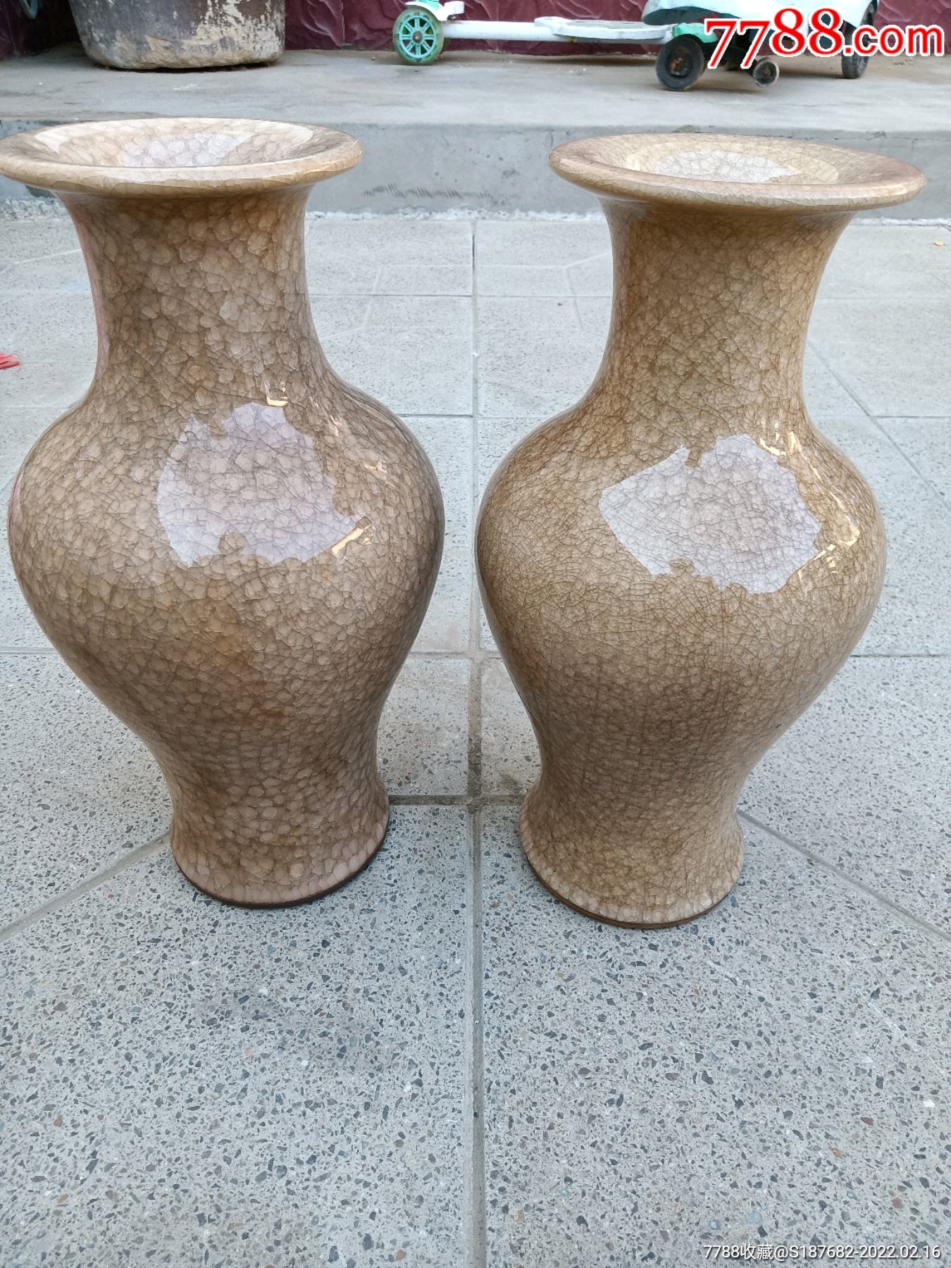 白釉冰裂鱼鳞纹对瓶