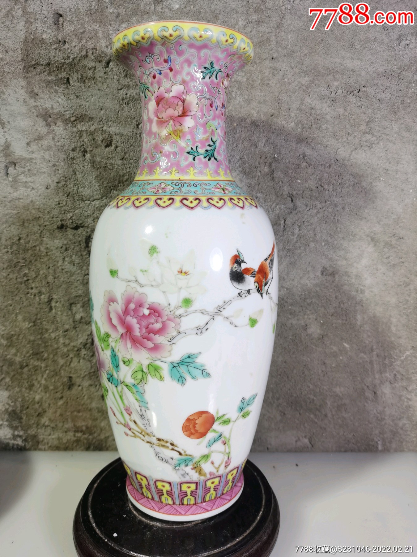 60年代艺术瓷厂粉彩花鸟纹花篮瓶