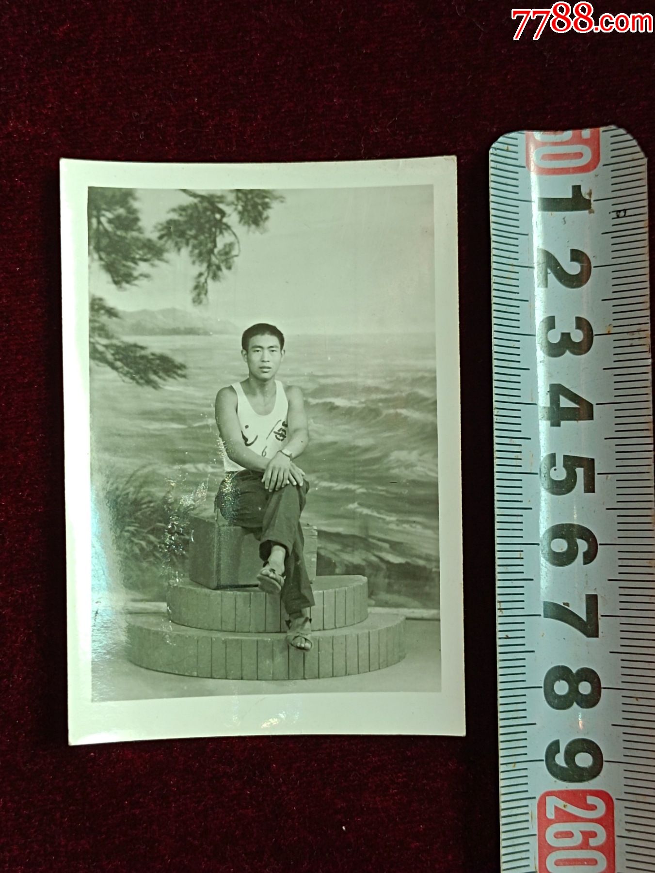 室内照---穿印有上海6号背心的青年_老照片_溪水居【7788收藏__收藏