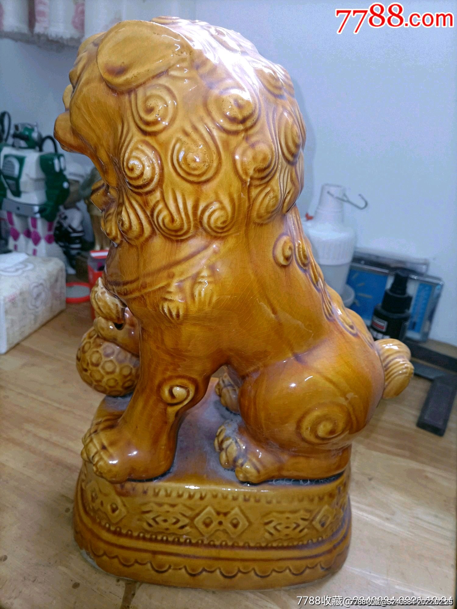 大狮子黄釉开片35x23x16厘米