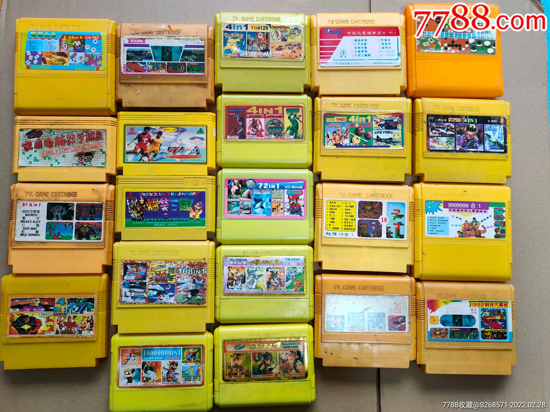 早期fc插卡游戏机卡带合拍