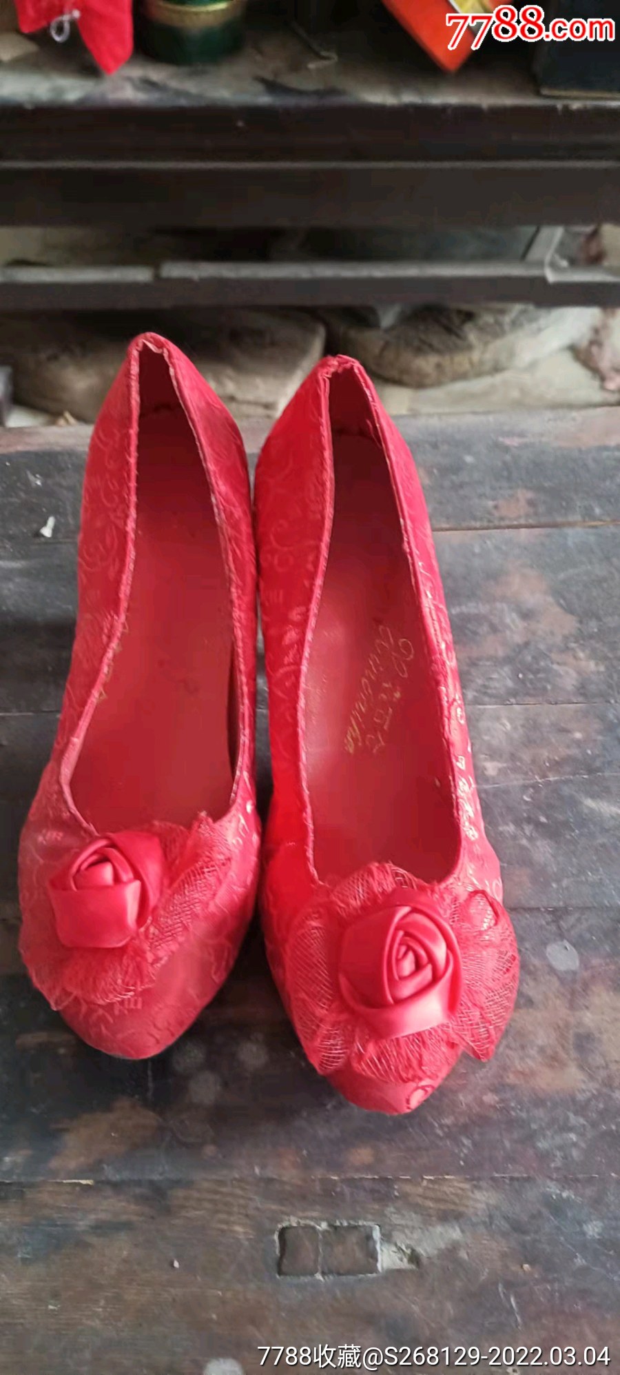 怀旧老结婚用红色高跟鞋