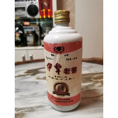 稀奇伊犁老窖酒瓶