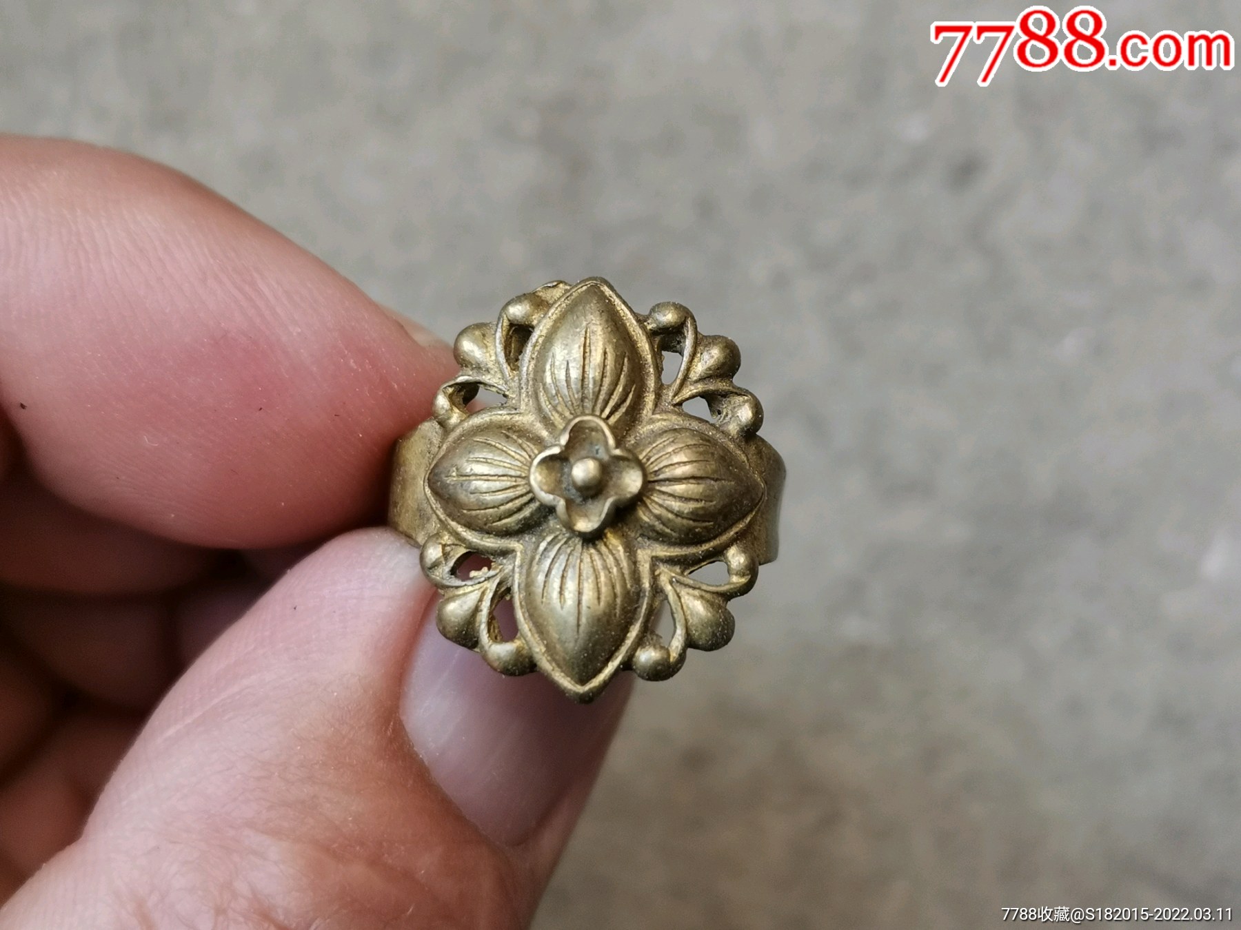 铜器花戒指一个