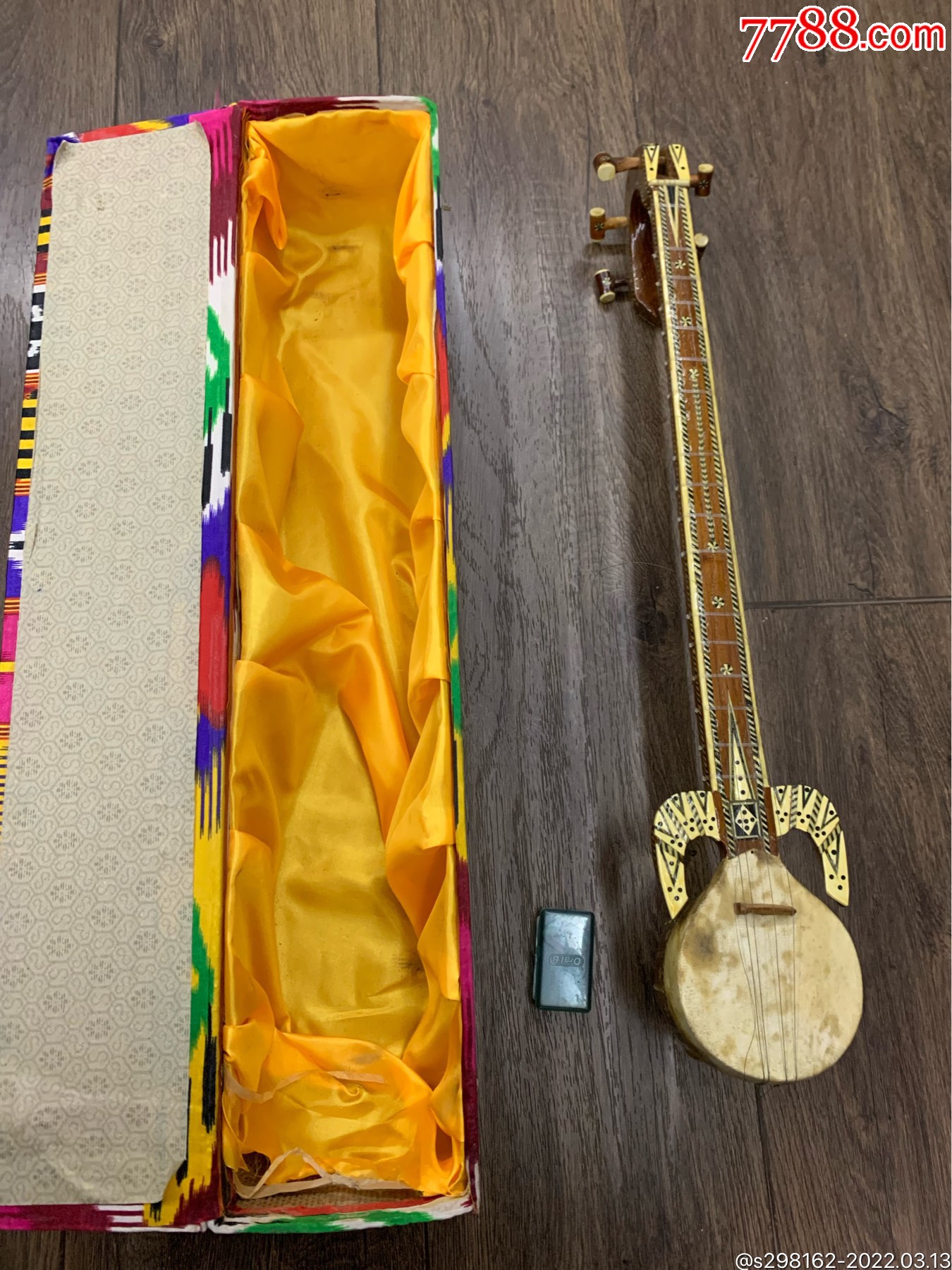 新疆乐器有拨片断了一根弦