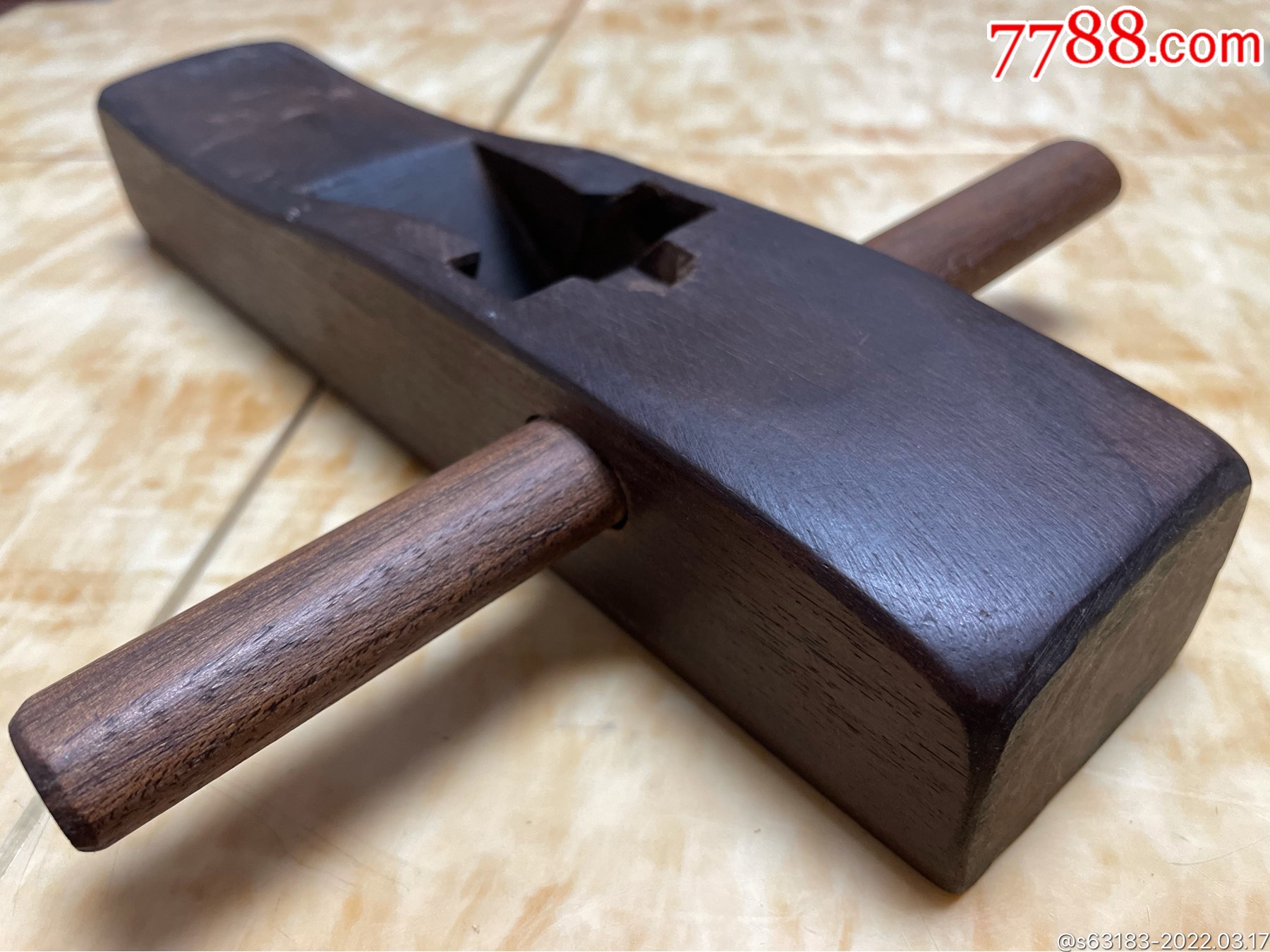 一只老的漂亮的硬木推刨很重